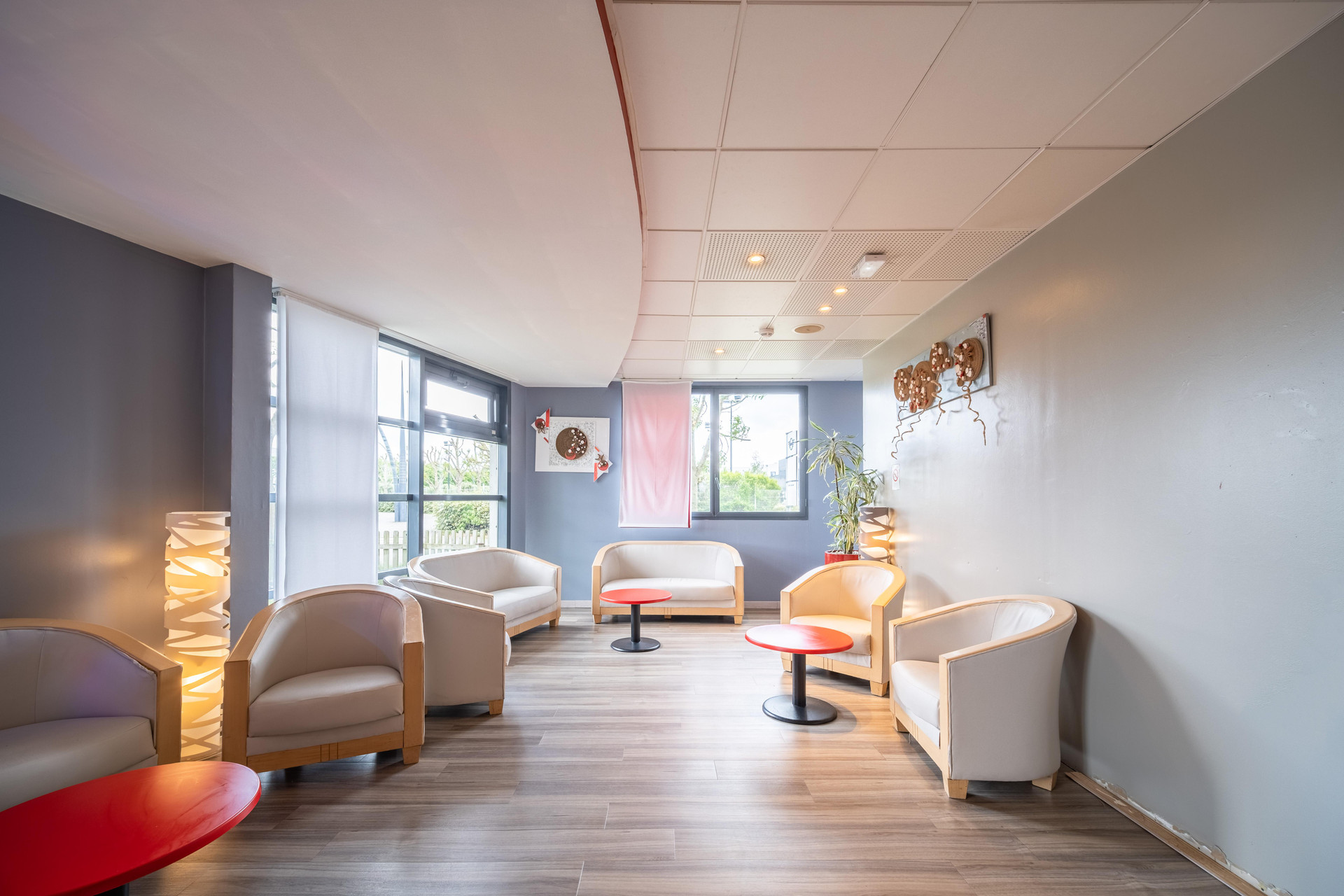 Vista Lobby B&B HOTEL Calais Terminal Cité de l'Europe 3 étoiles