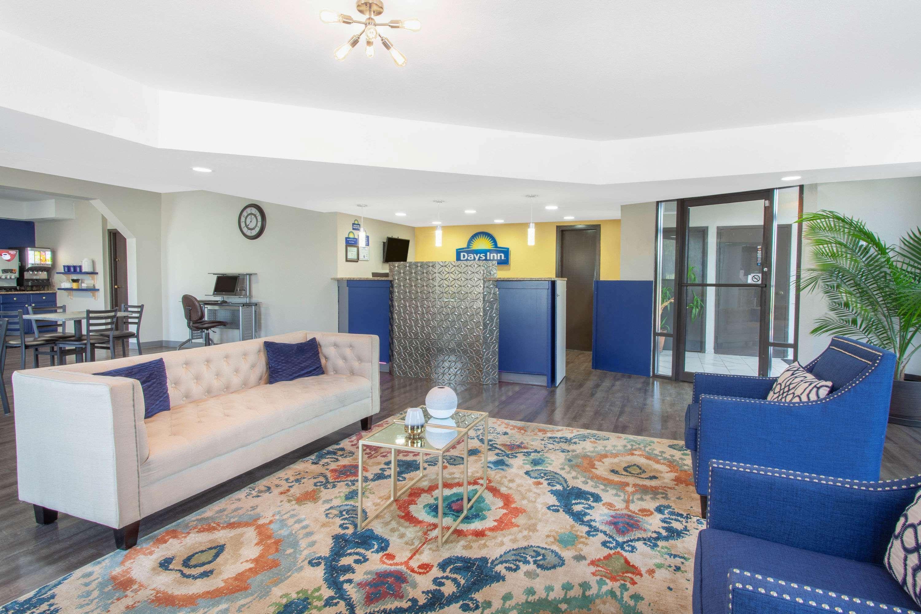 Vista Lobby Days Inn by Wyndham Clinton / Laurens I-26