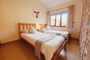 Alquiler Vacacional - Rural Dog-Friendly Lodge with Enclosed Garden & Pool – The Victorian Barn Dorset