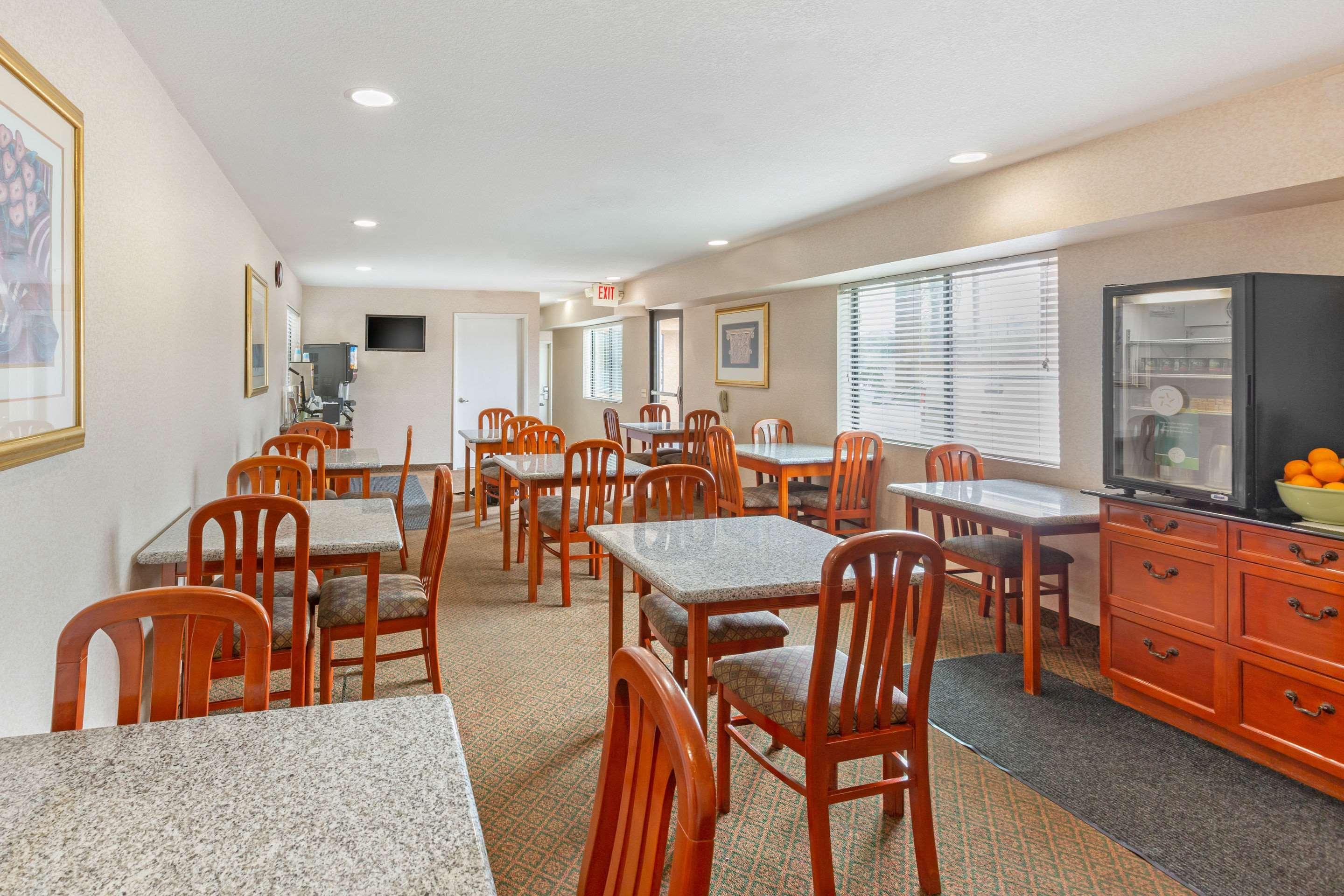 Restaurant Quality Inn & Suites Oceanside near Camp Pendleton