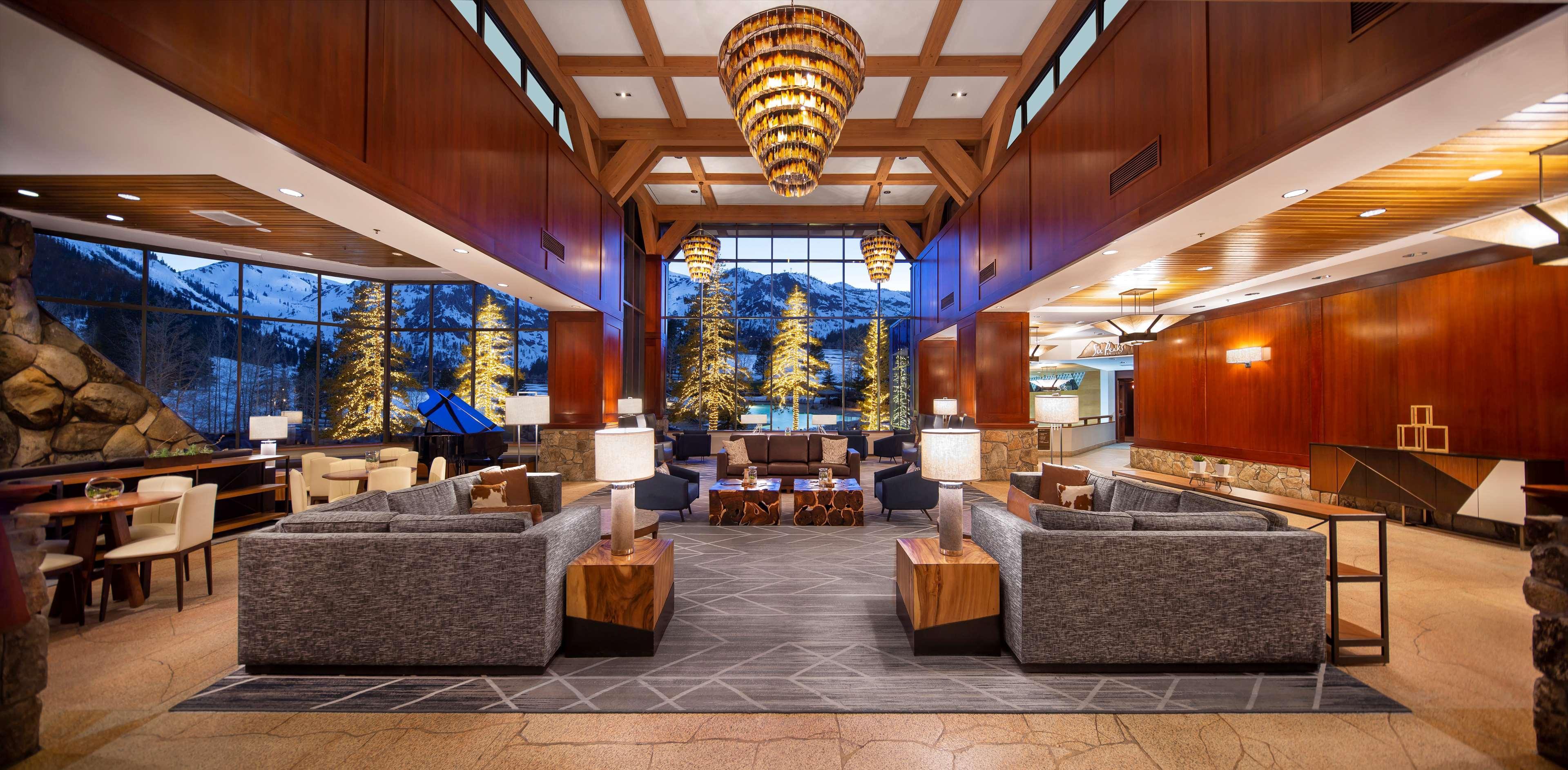 Vista Lobby The Everline Resort and Spa