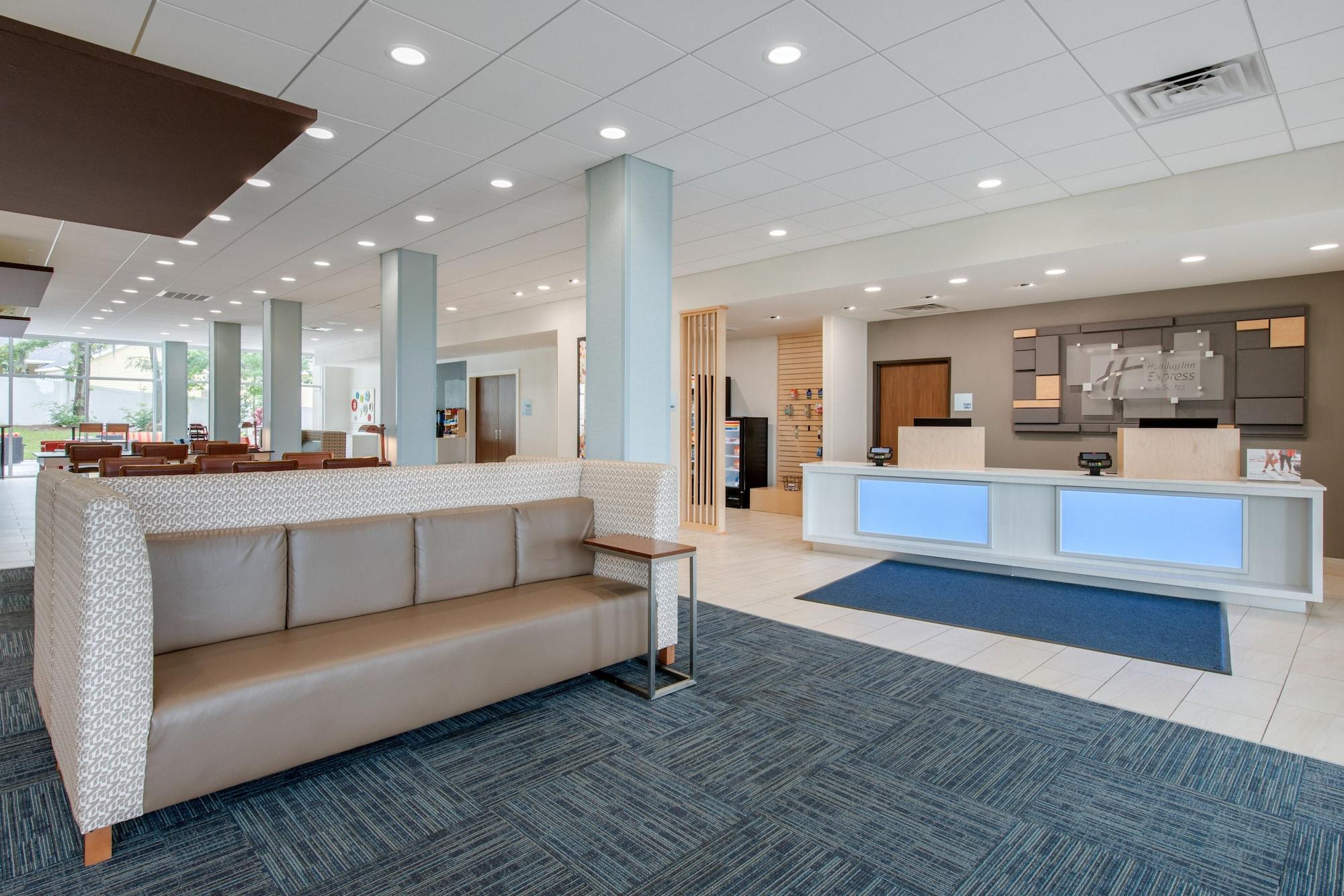 Vista Lobby Holiday Inn Express & Suites Ruskin by IHG