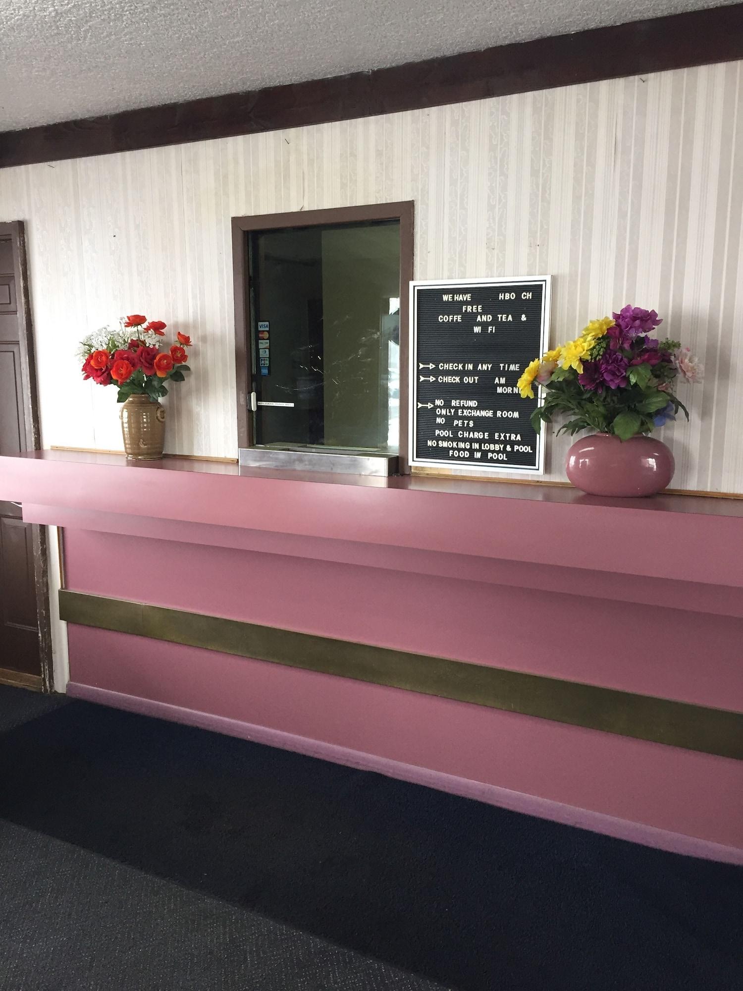 Vista Lobby Crown Inn