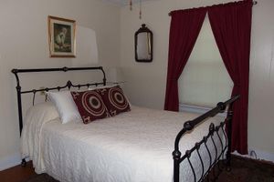 Alquiler Vacacional - Little White Cottage-Country Setting In Town Just 5 minutes to The Ark Encounter