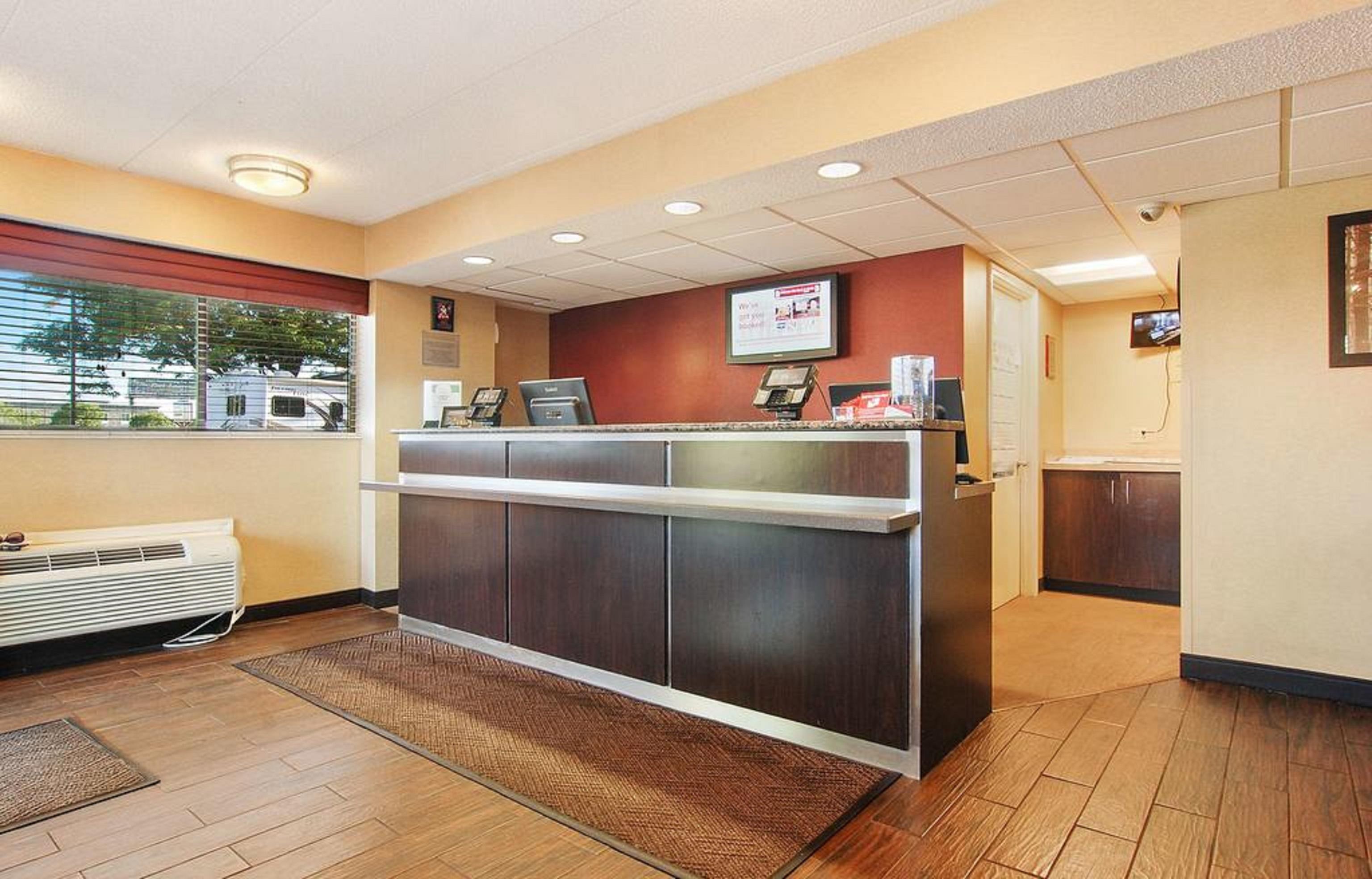 Vista Lobby Red Roof Inn Canton