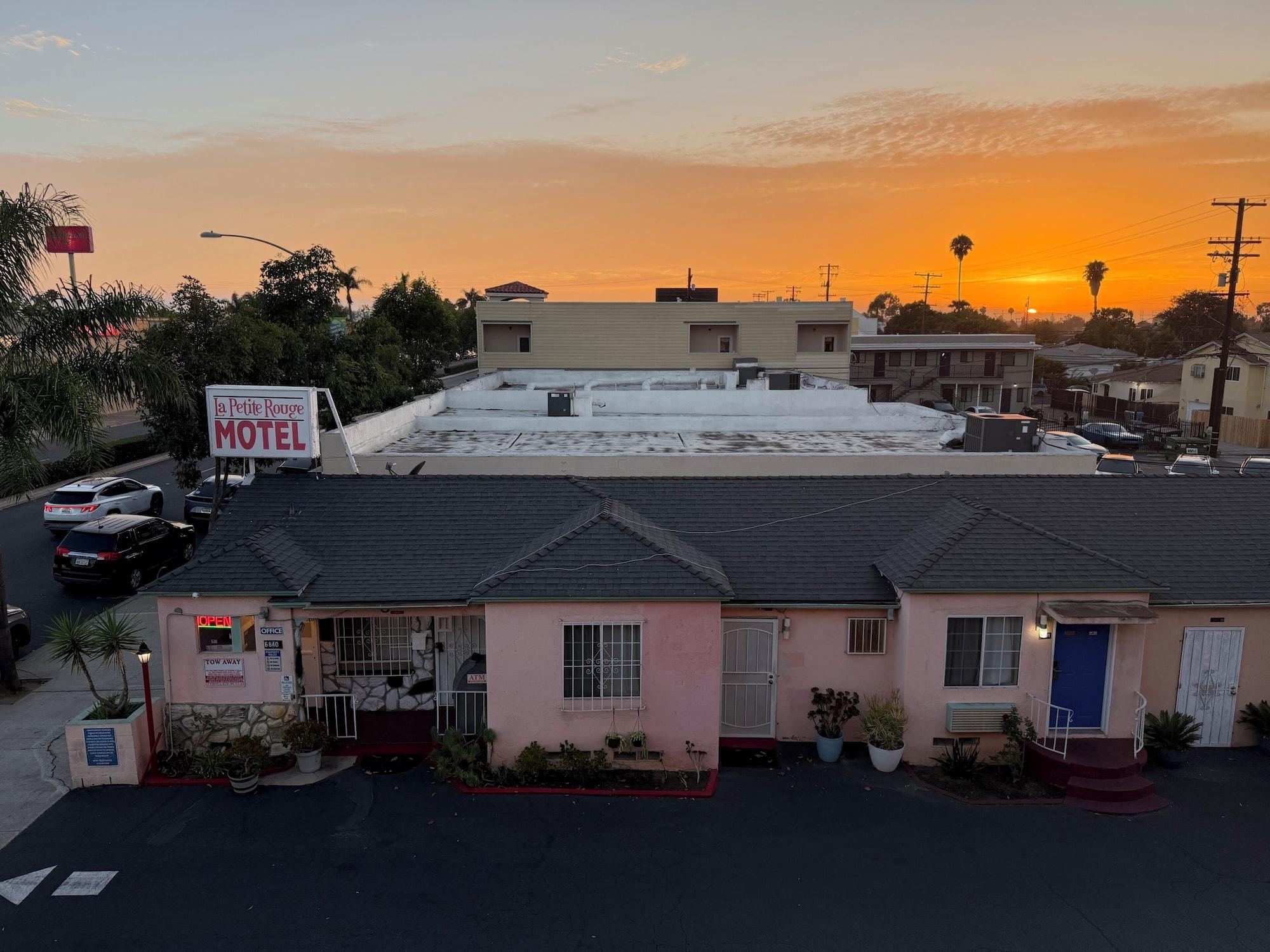 Vista Exterior La Petite Rouge Motel