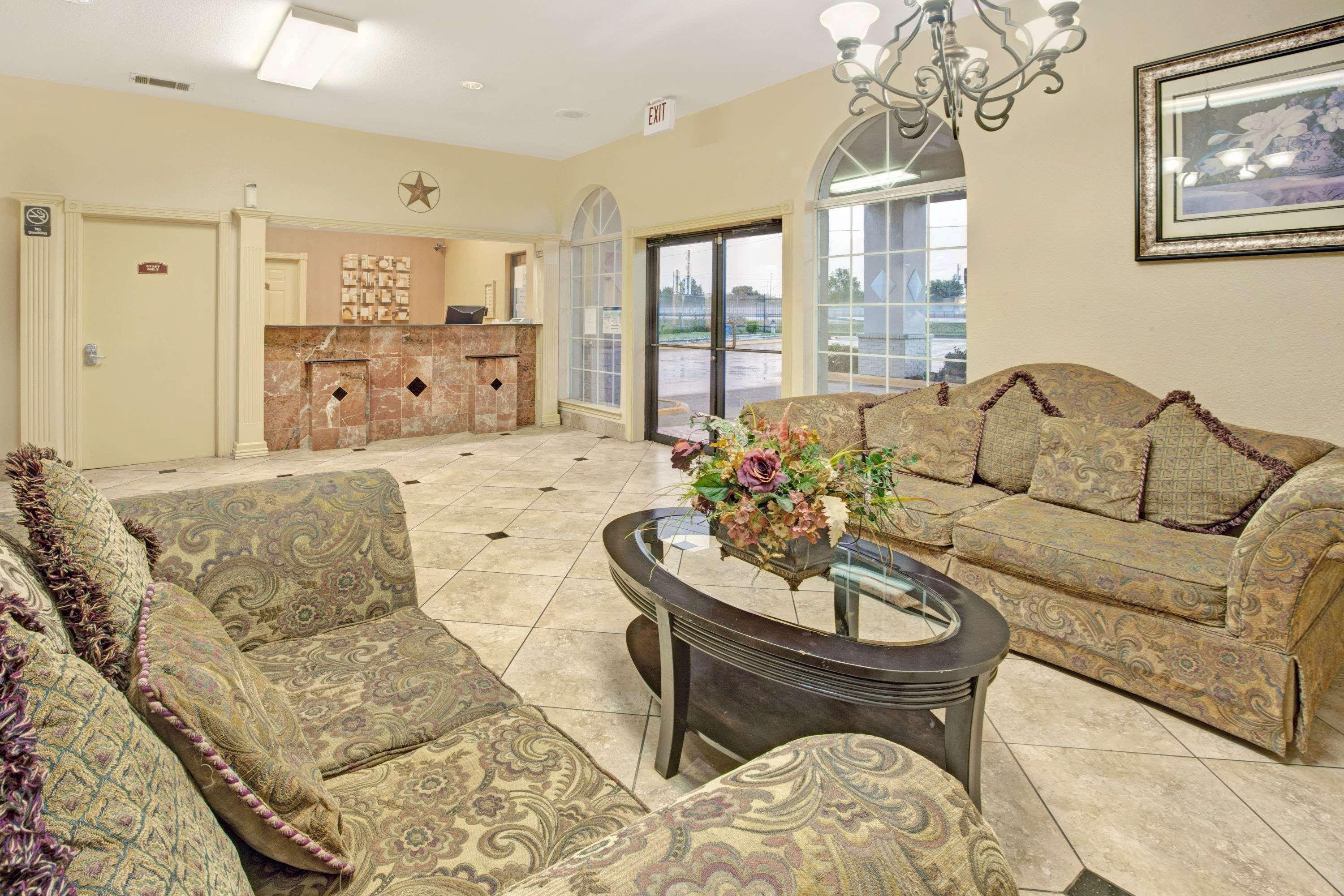 Vista Lobby Super 8 Dallas-Mesquite