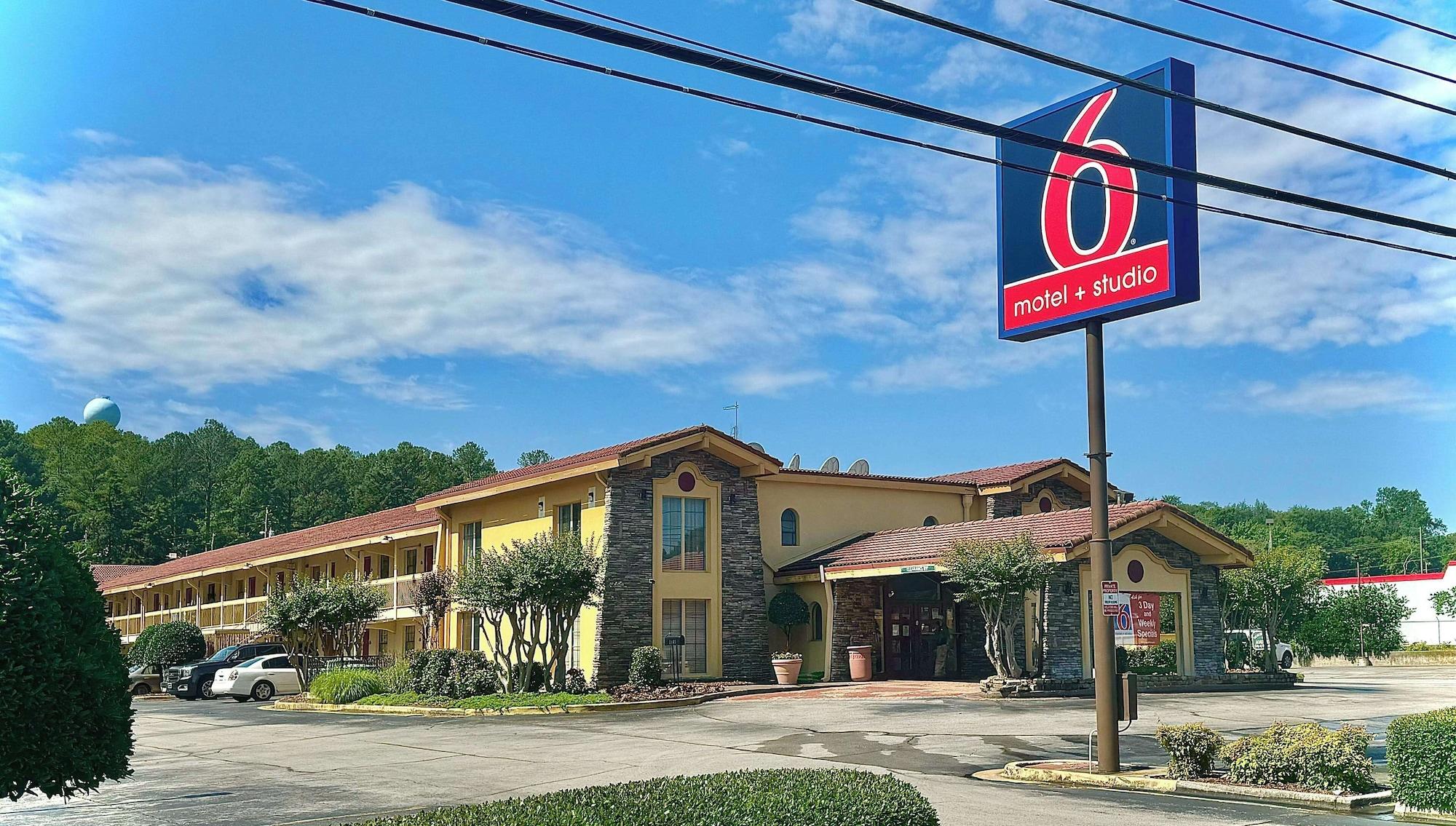 Vista Exterior Motel 6 Huntsville, AL – University Dr.