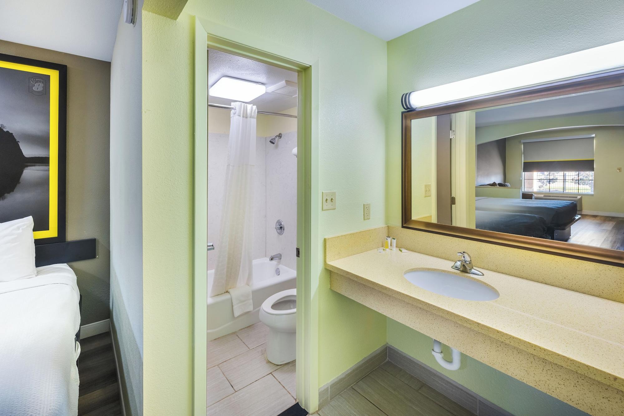 Equipamiento de Habitación Super 8 by Wyndham Jackson MS Near the Fairgrounds