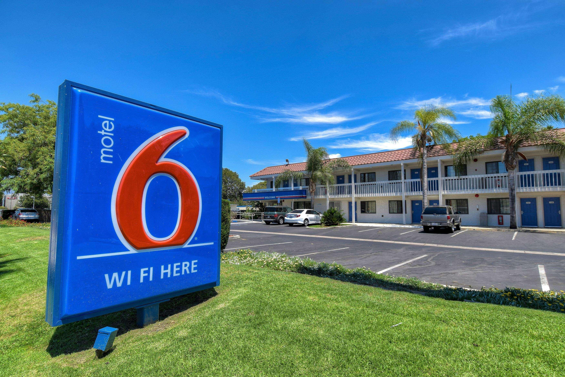 Vista Exterior Motel 6 Pomona, CA - Los Angeles