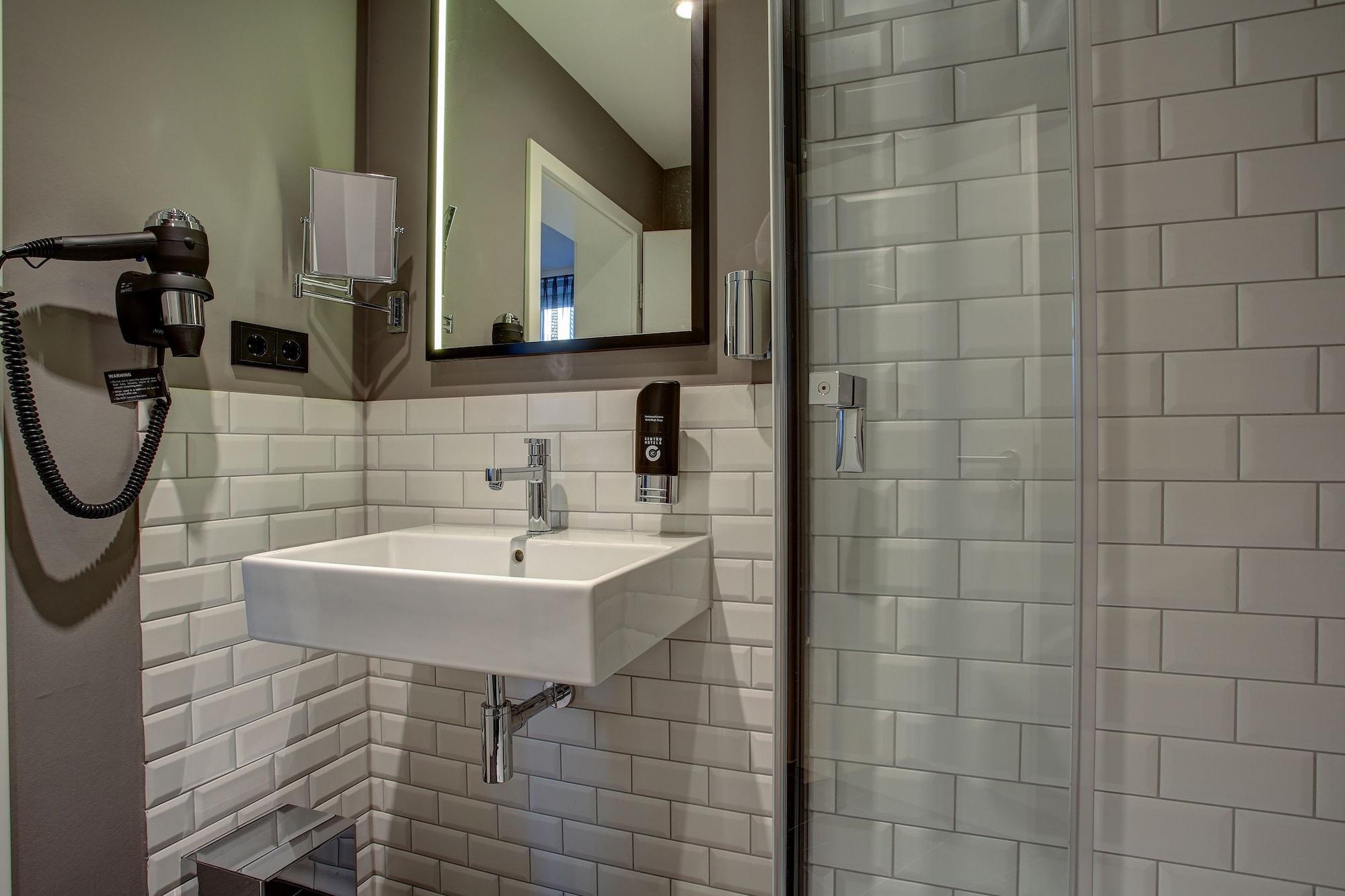 Equipamiento de Habitación Vienna House Easy by Wyndham Hamburg