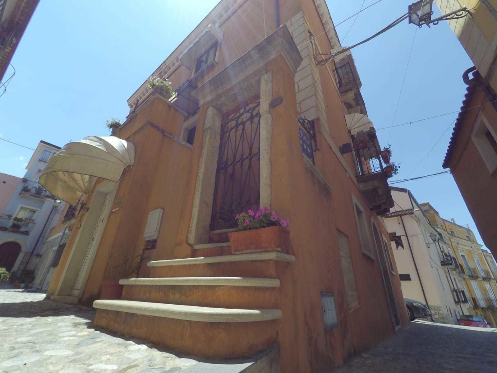 Varios Caterina House