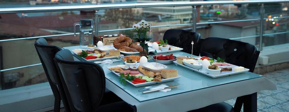 Varios Golden Horn Park Hotel