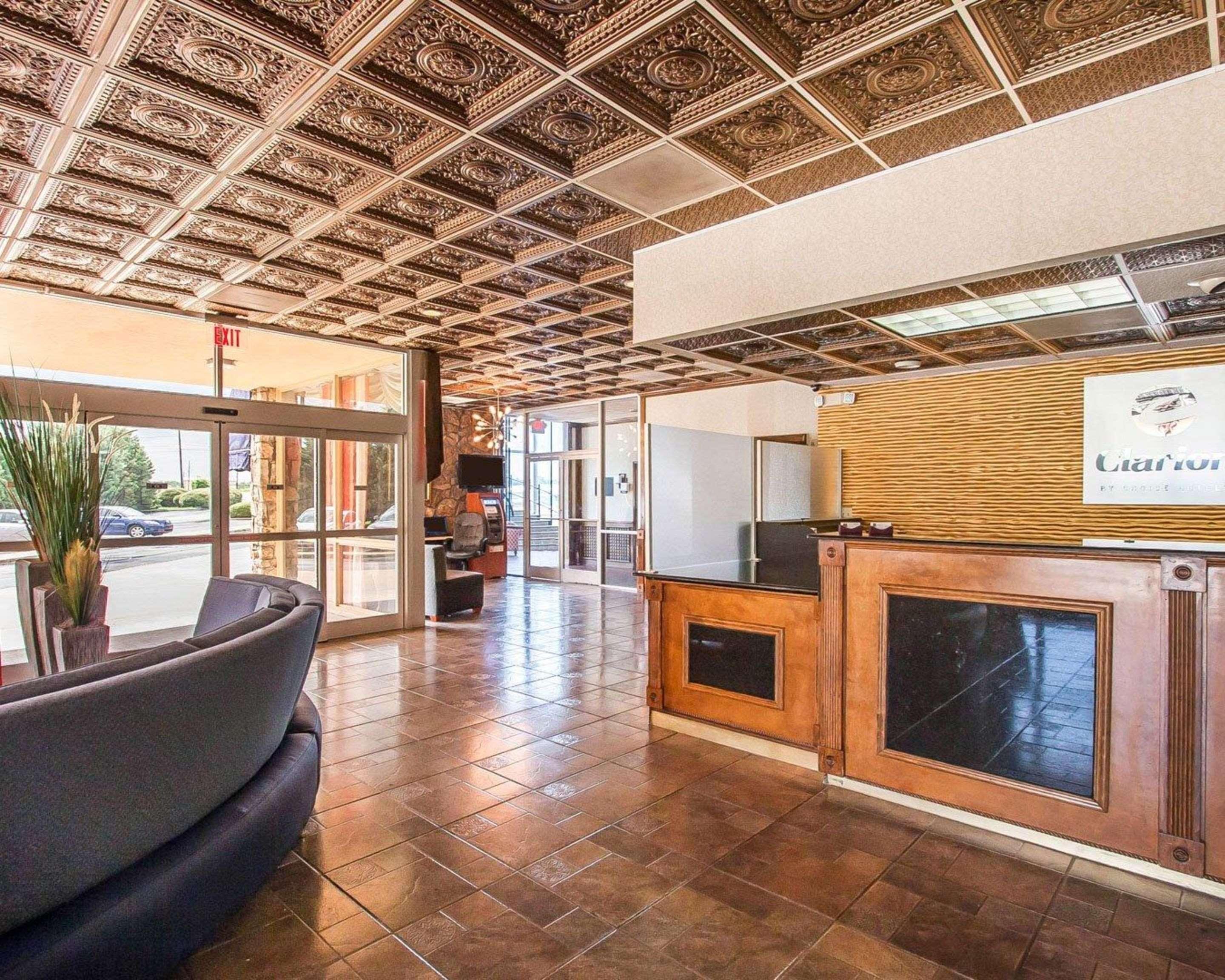 Vista Lobby Clarion Inn & Suites University Center