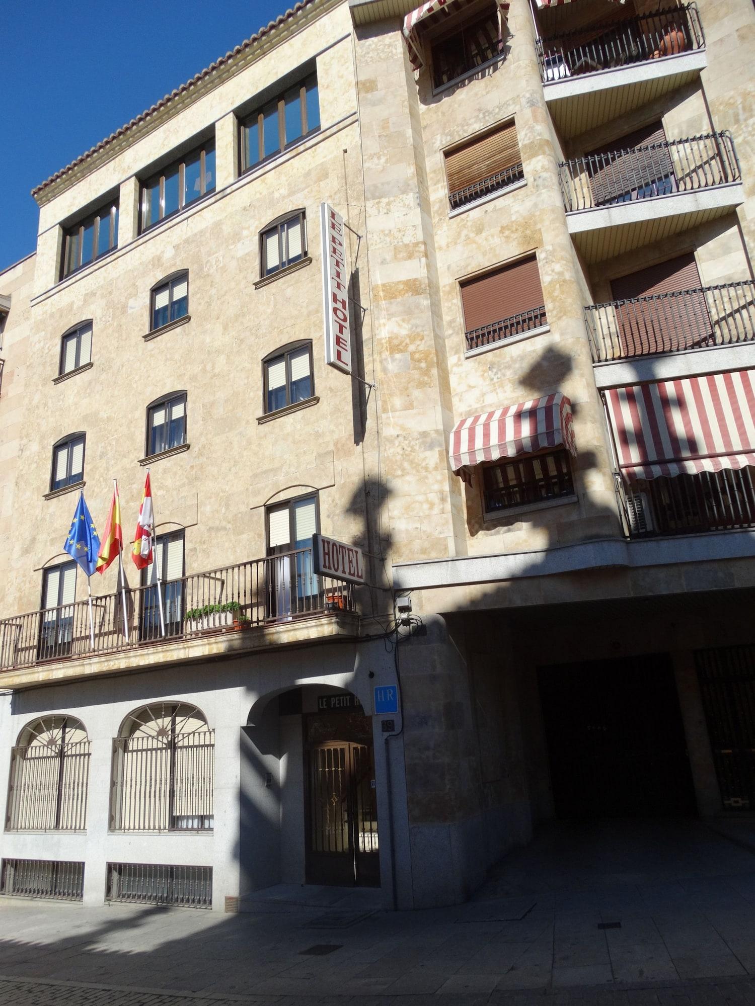 Varios Le Petit Hotel