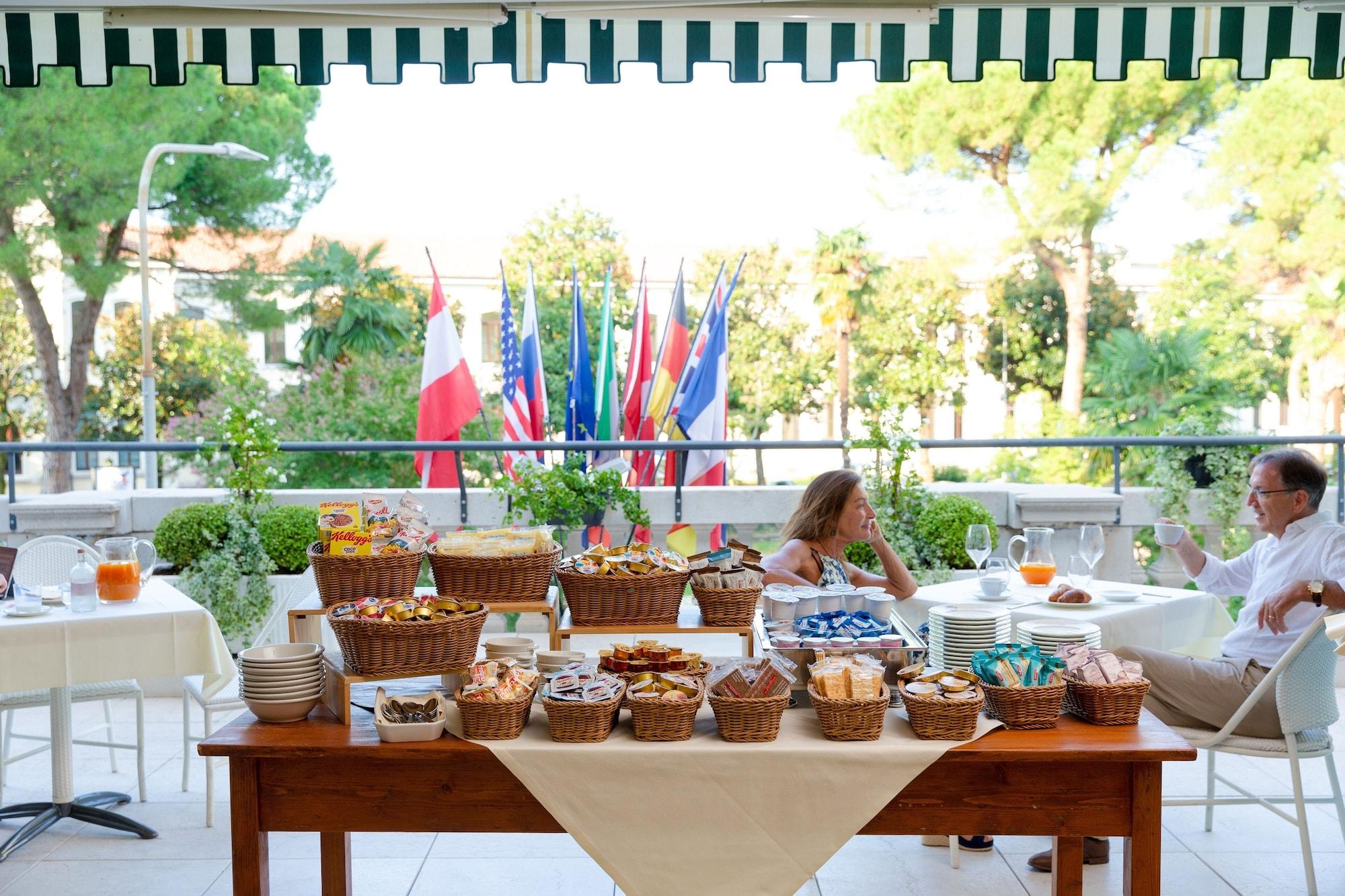 Restaurant Ambassador Palace Hotel