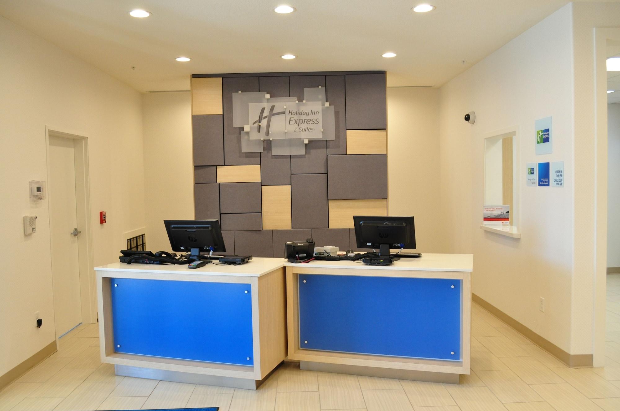Vista Lobby Holiday Inn Express & Suites Price by IHG