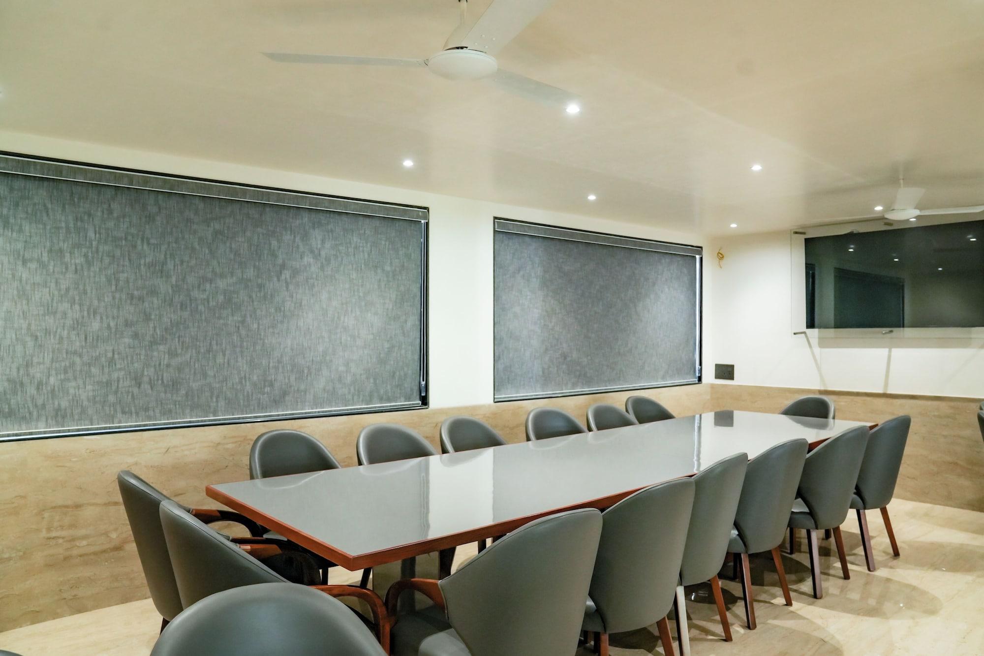 Sala de Reuniones Mastiff Hotel Crystara, Jalgaon