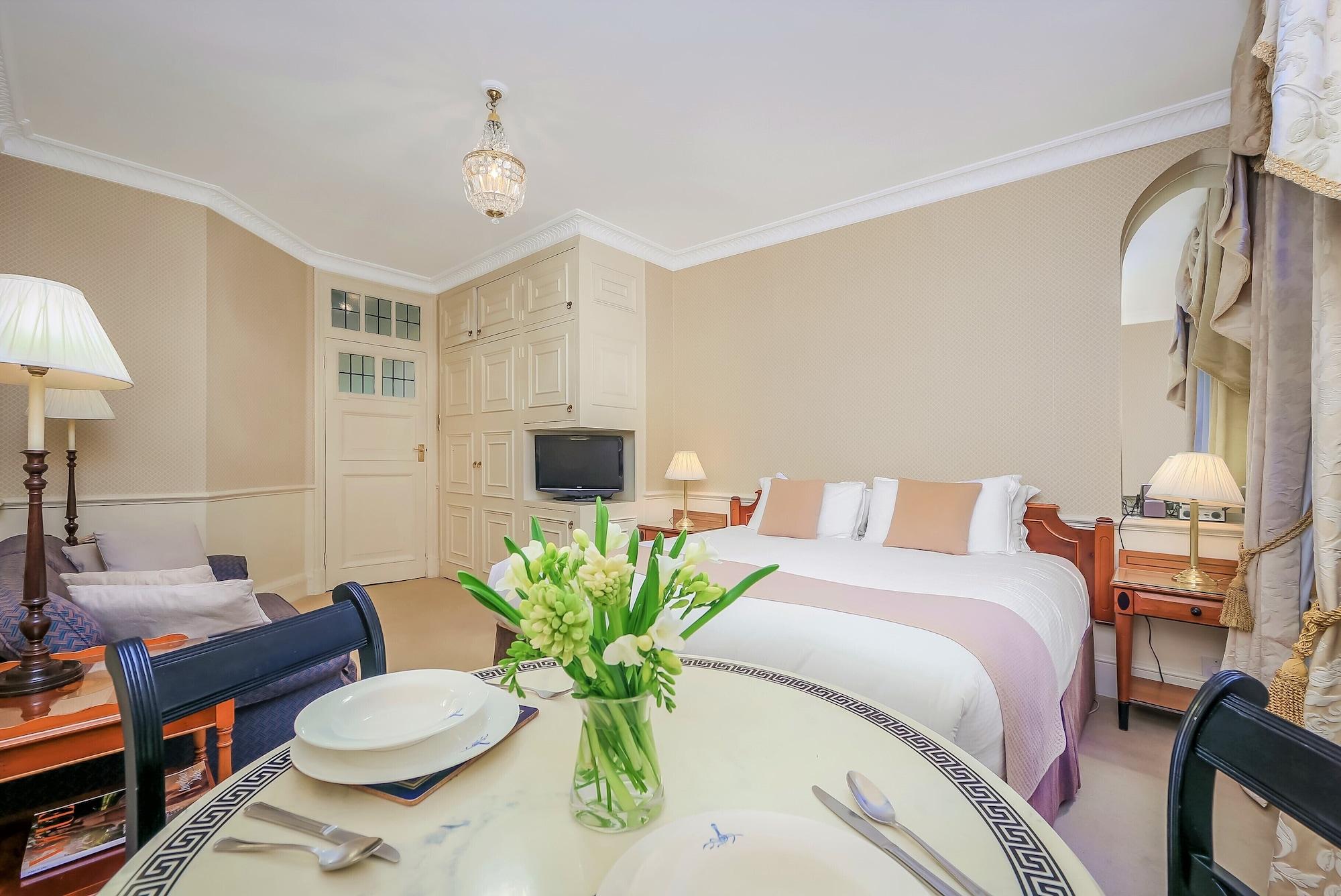 Varios 44 Curzon Street Apartments by Mansley
