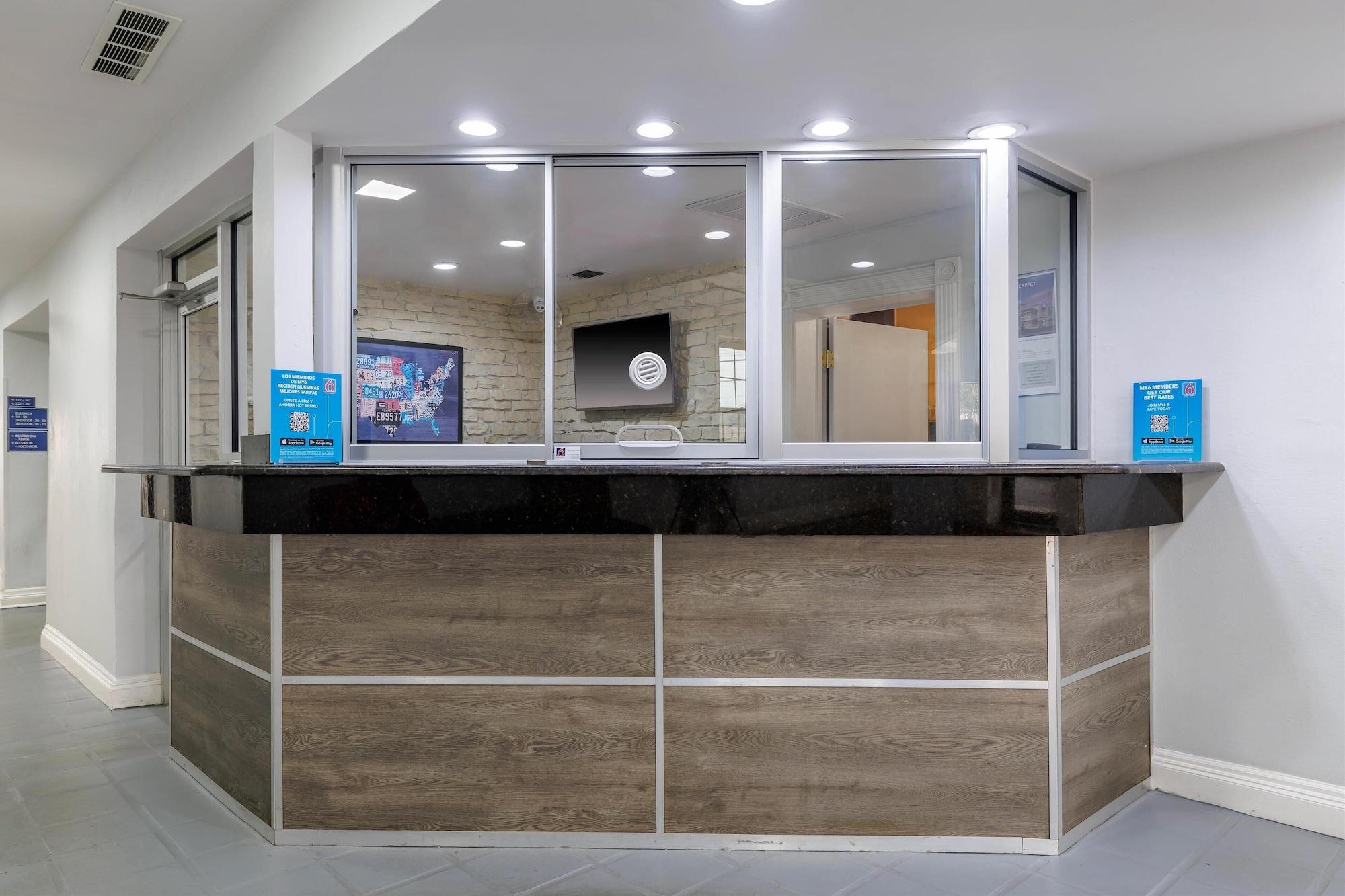 Vista Lobby Motel 6 Dallas, TX – Downtown