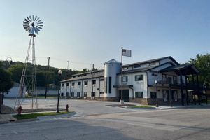 Alojamiento - Hamburg Inn & Suites