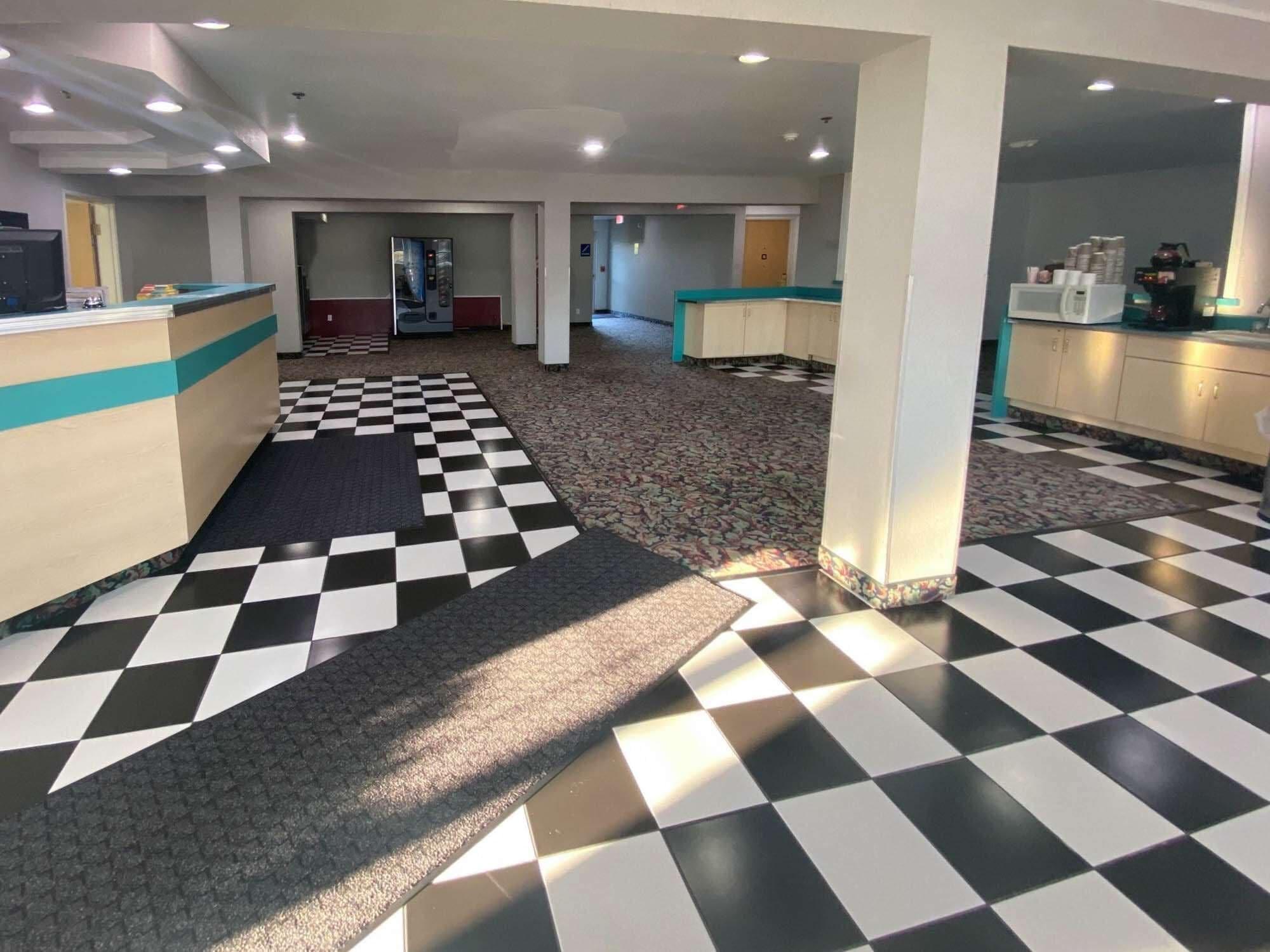 Vista Lobby Motel 6 McAlester, OK - South