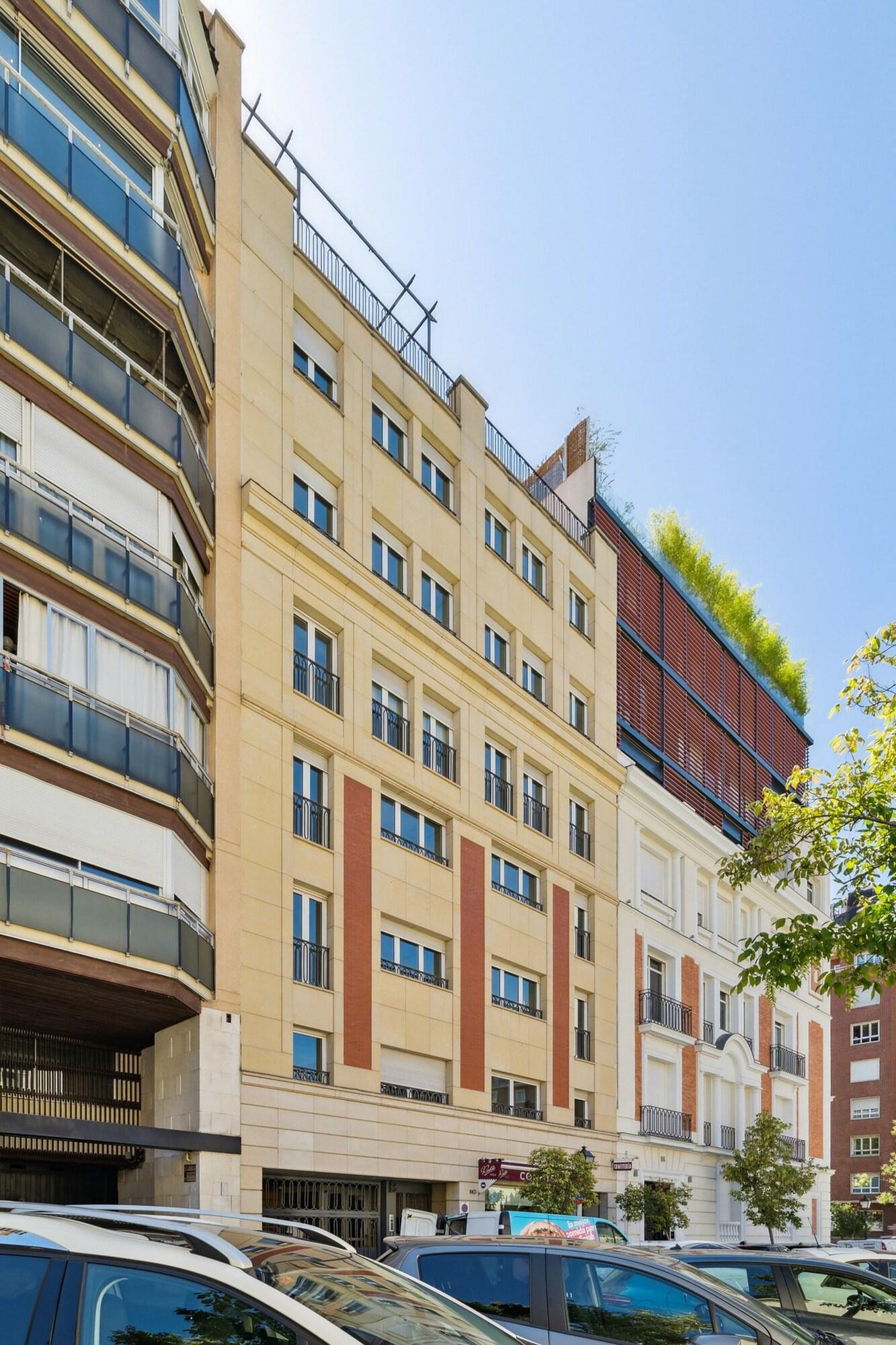 Vista Exterior limehome Madrid Calle de Nuñez de Balboa