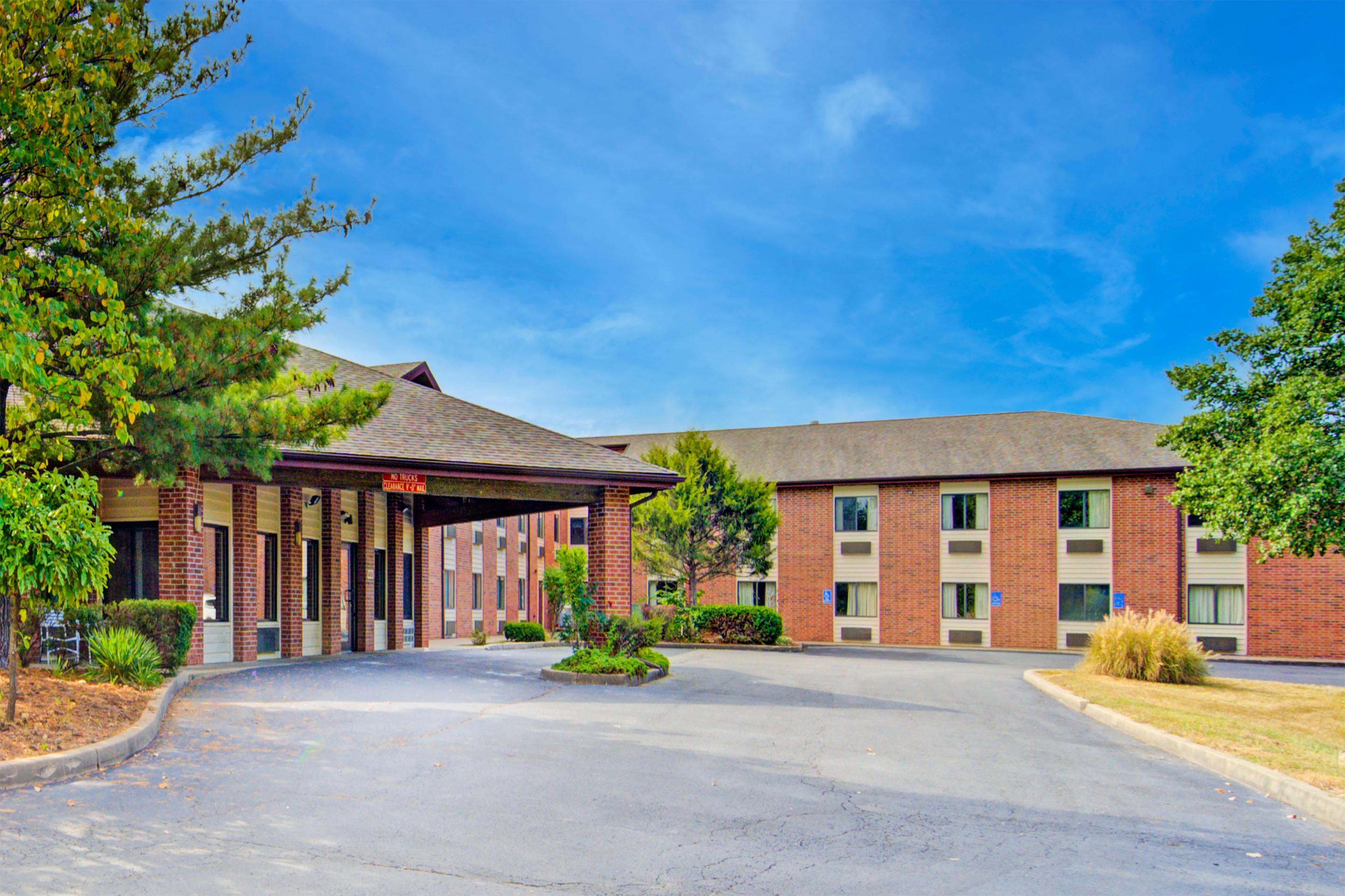 Vista Exterior Capital O Amerihost Inn and Suites Fulton Hwy 54 MO