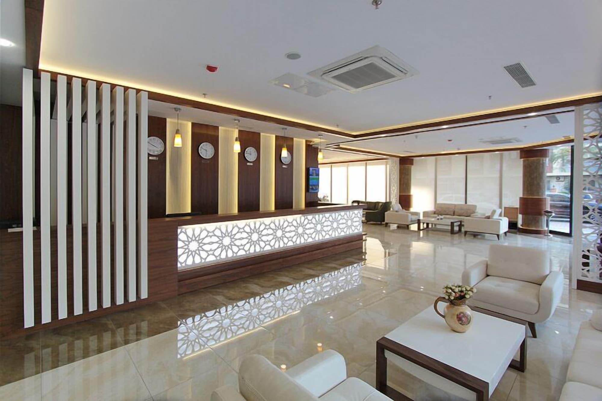Vista Lobby Forum Suite Hotel