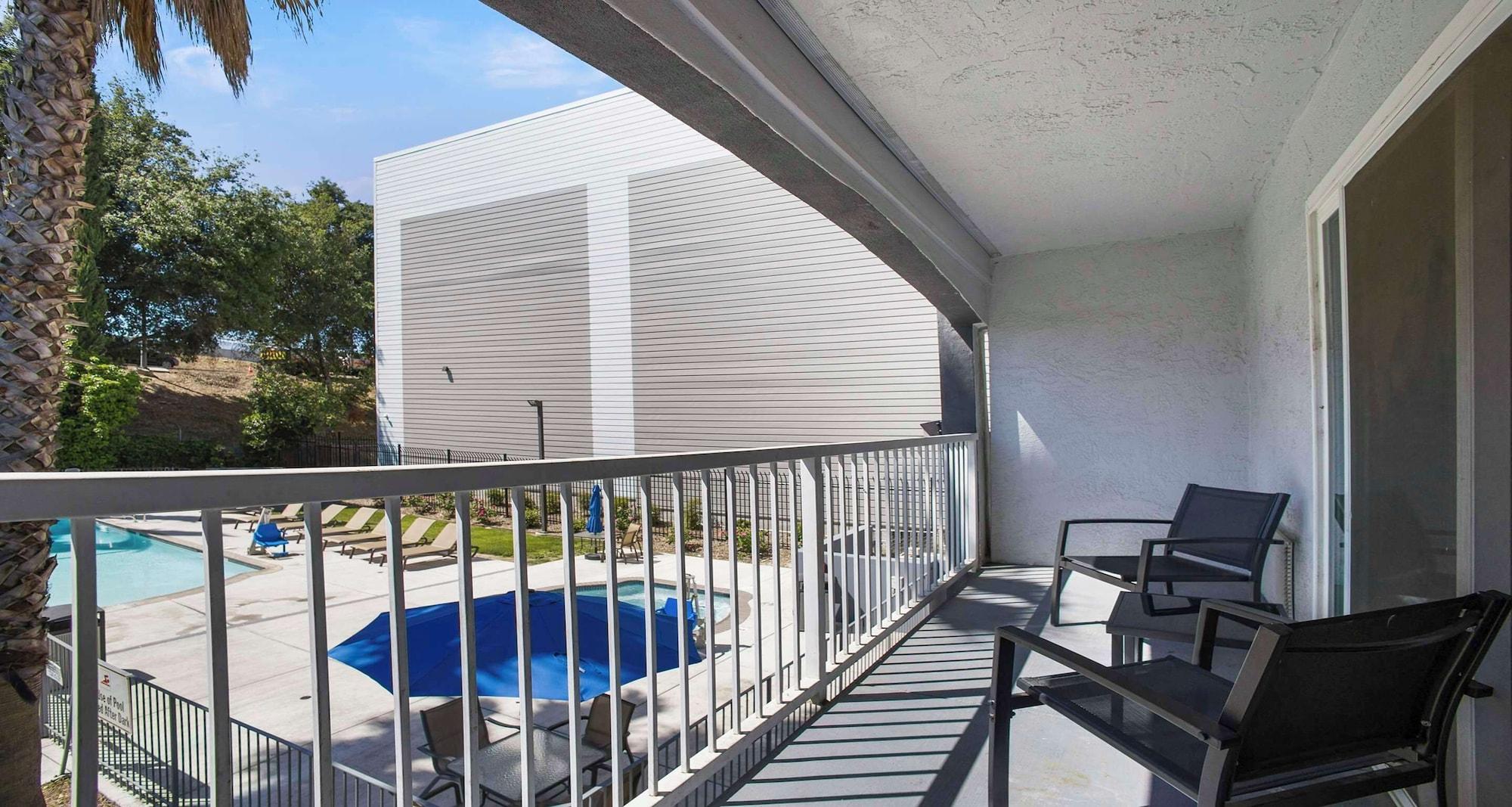 Equipamiento de Habitación SureStay Plus Hotel by Best Western Sacramento North