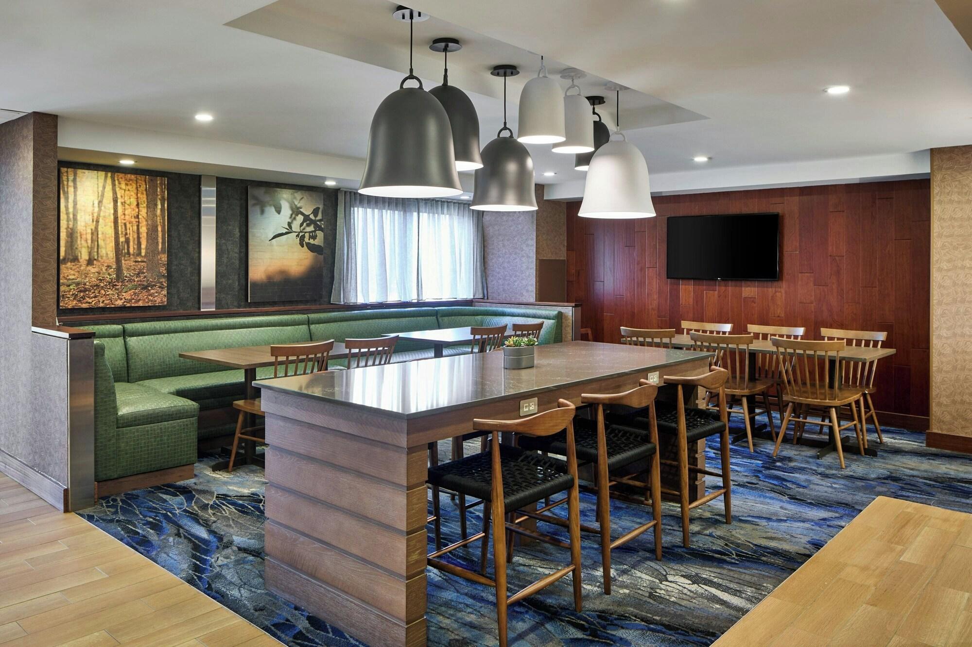 Vista Lobby Fairfield Inn by Marriott Rochester East