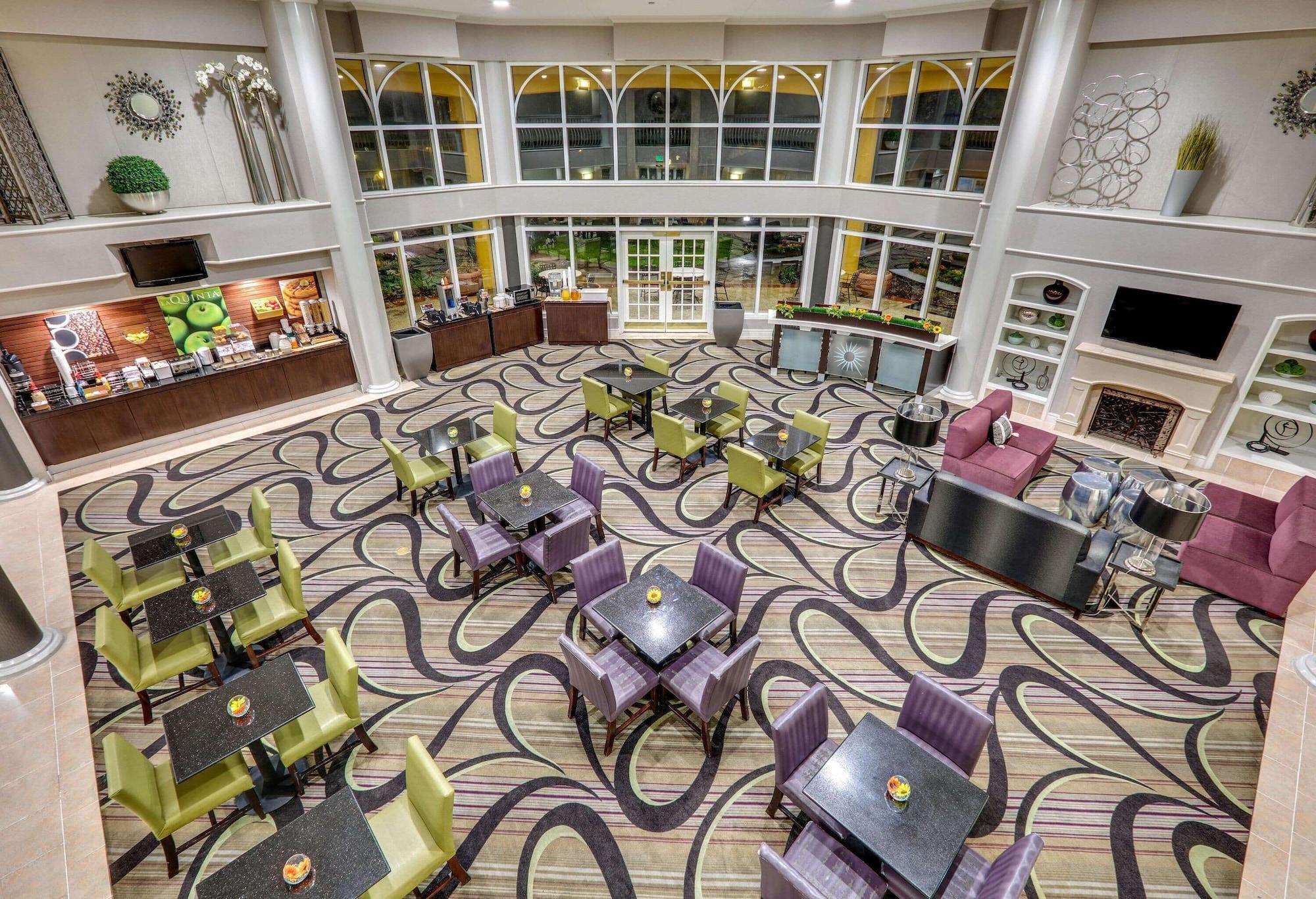 Vista Lobby La Quinta Inn & Suites by Wyndham Dallas - Addison Galleria