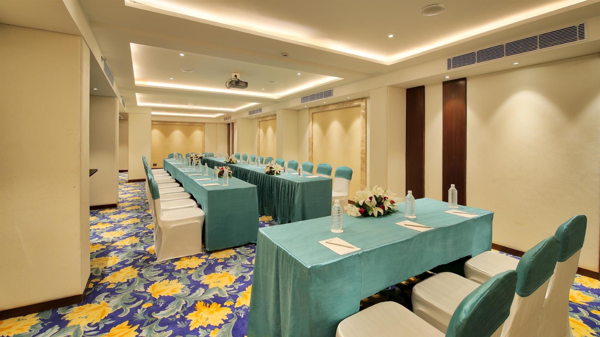 Sala de Reuniones Golden Tulip Essential Jaipur