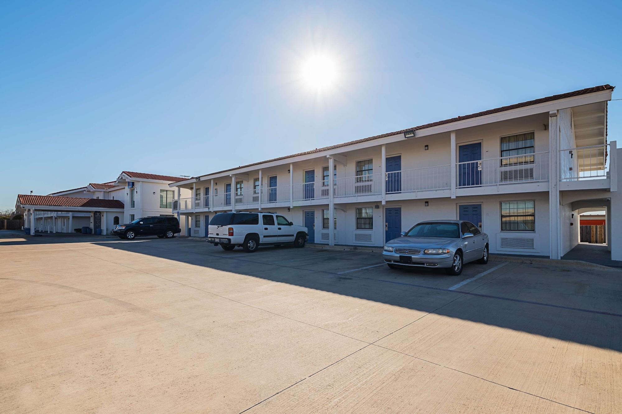 Vista Exterior Motel 6 Grand Prairie, TX - Interstate 30