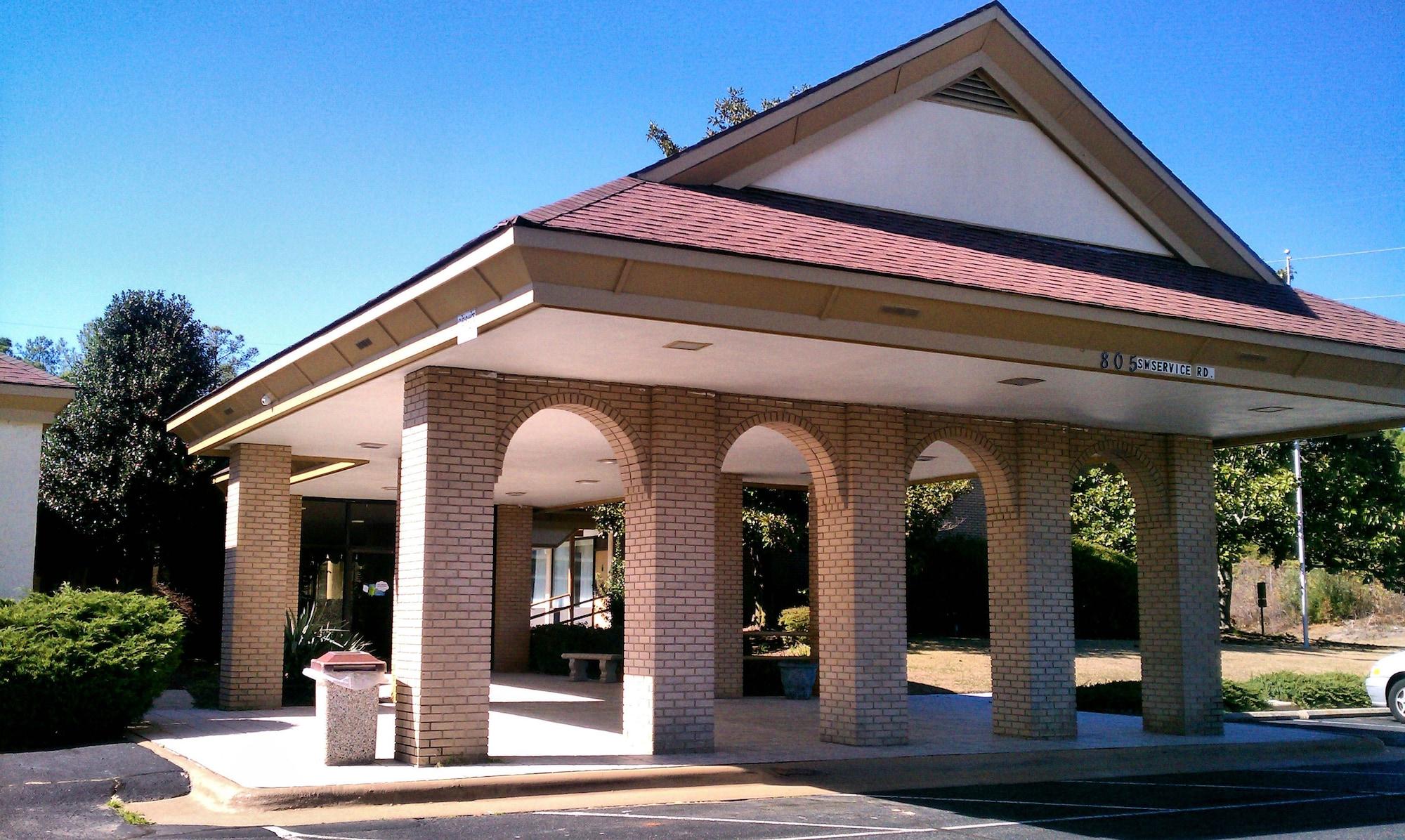 Vista Exterior Days Inn & Conf Center by Wyndham Southern Pines Pinehurst