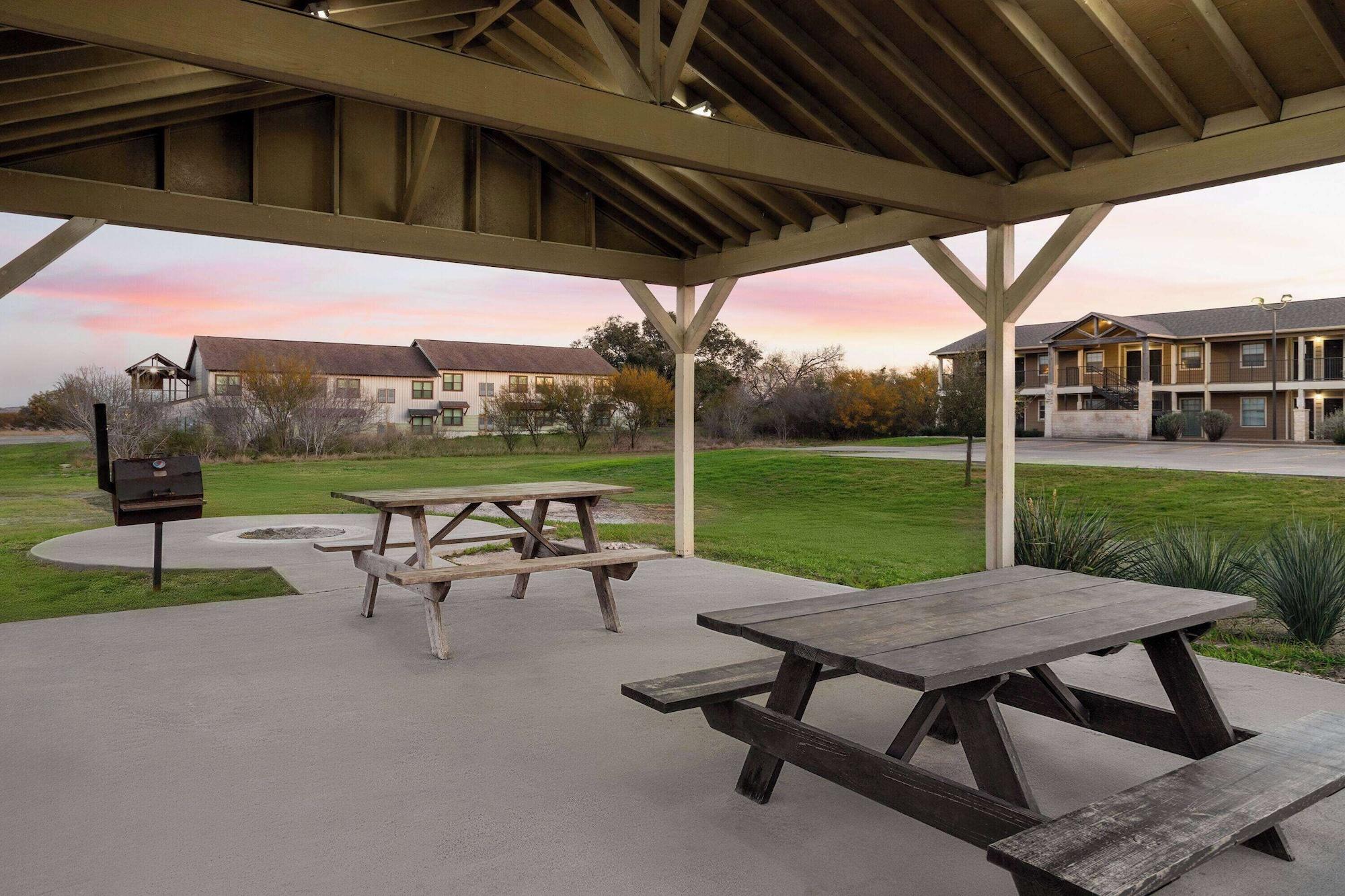 Comodidades del Alojamiento Eagle's Den Suites Kenedy a Travelodge by Wyndham