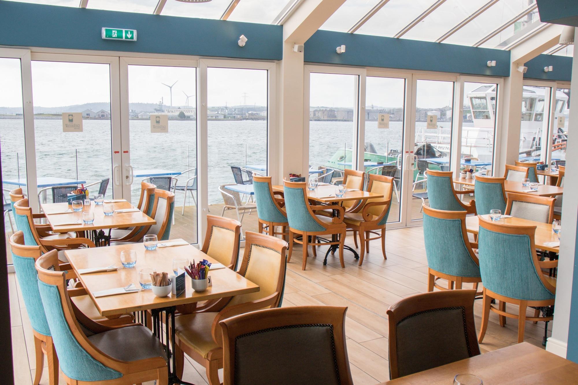 Bar/Salón WatersEdge Hotel