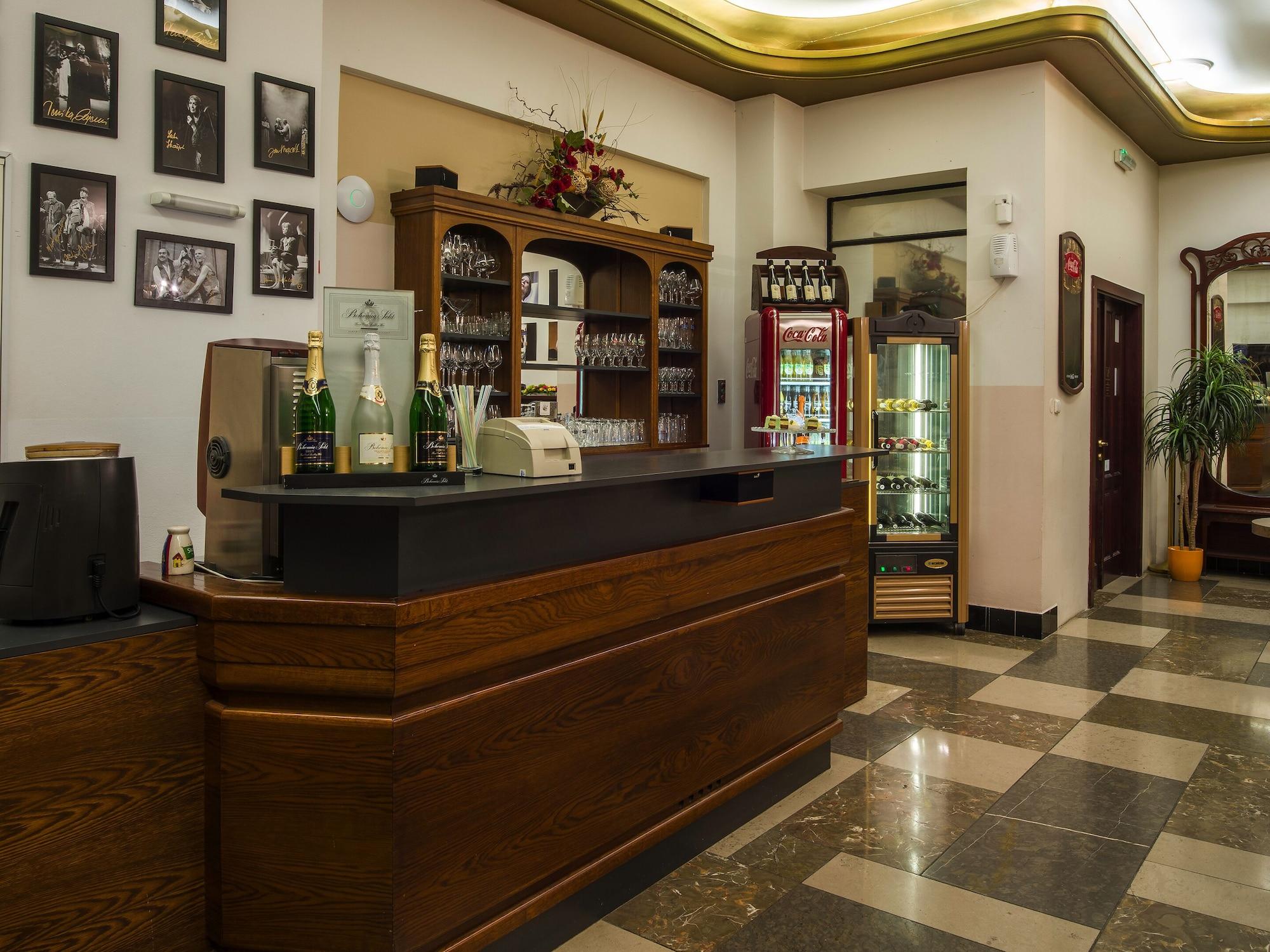 Bar/Salón EA Hotel Rokoko