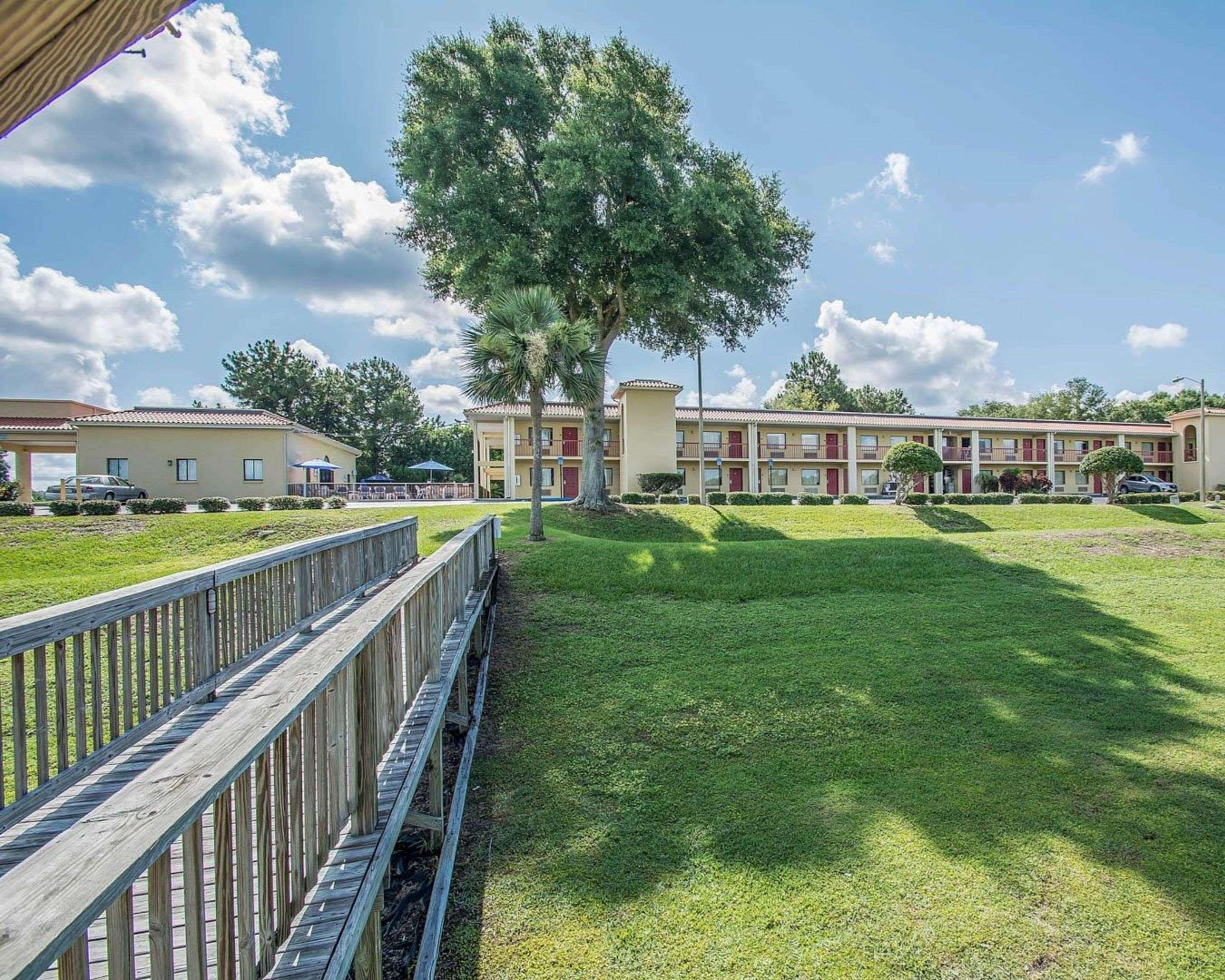 Vista Exterior Quality Inn & Suites Mt Dora North