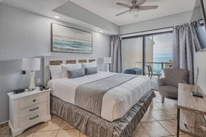 Alquiler Vacacional - STUNNING, Newly Renovated, Oceanfront Condo- Sleeps 6.