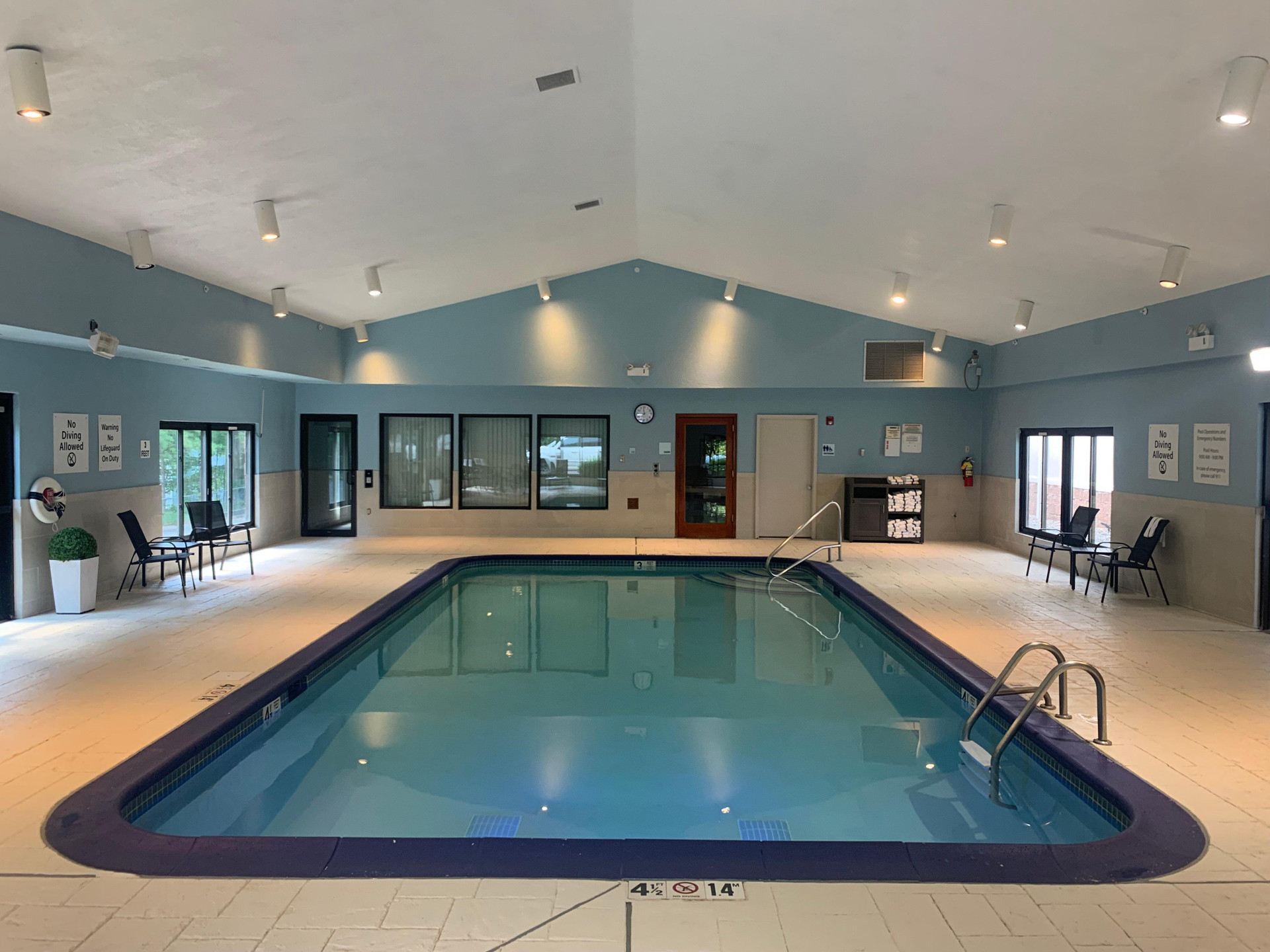 Vista Piscina Holiday Inn Express Hotel&Suites West Point-For