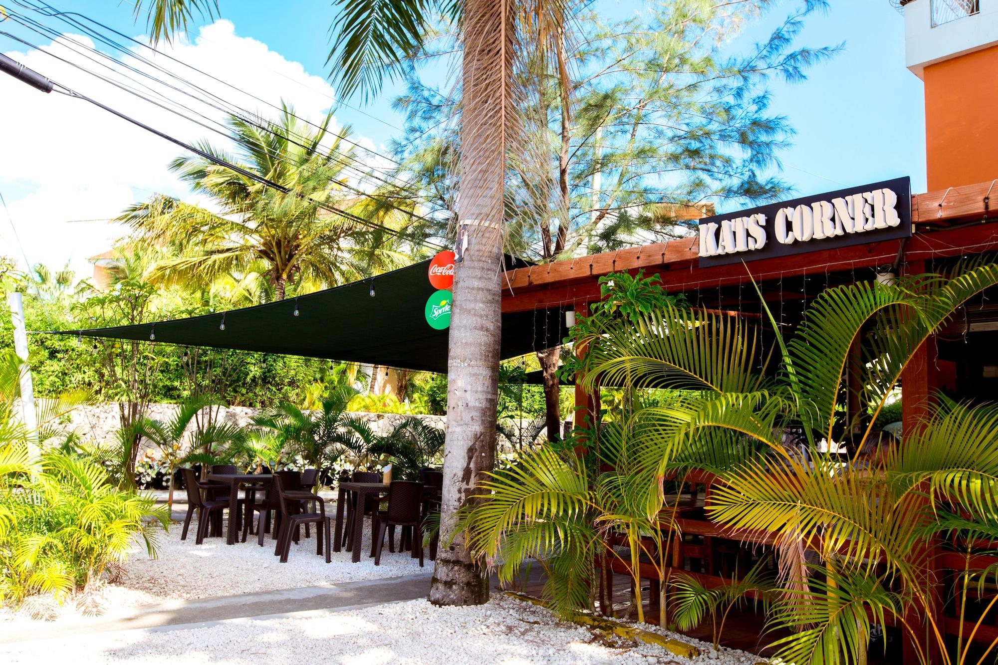 Restaurant Hotel Tropicana Suites Deluxe Beach Club & Pool