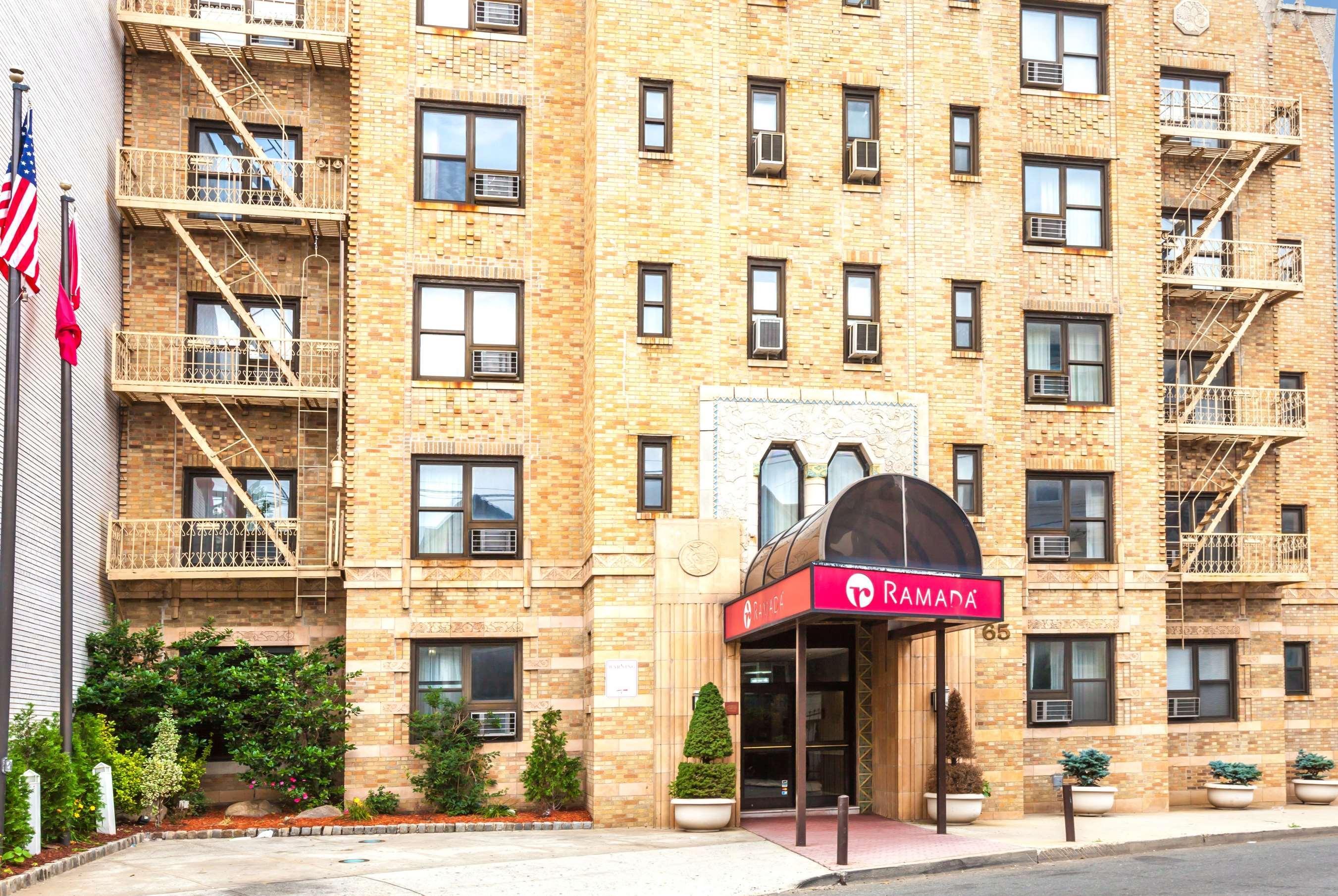 Vista Exterior Ramada by Wyndham Jersey City