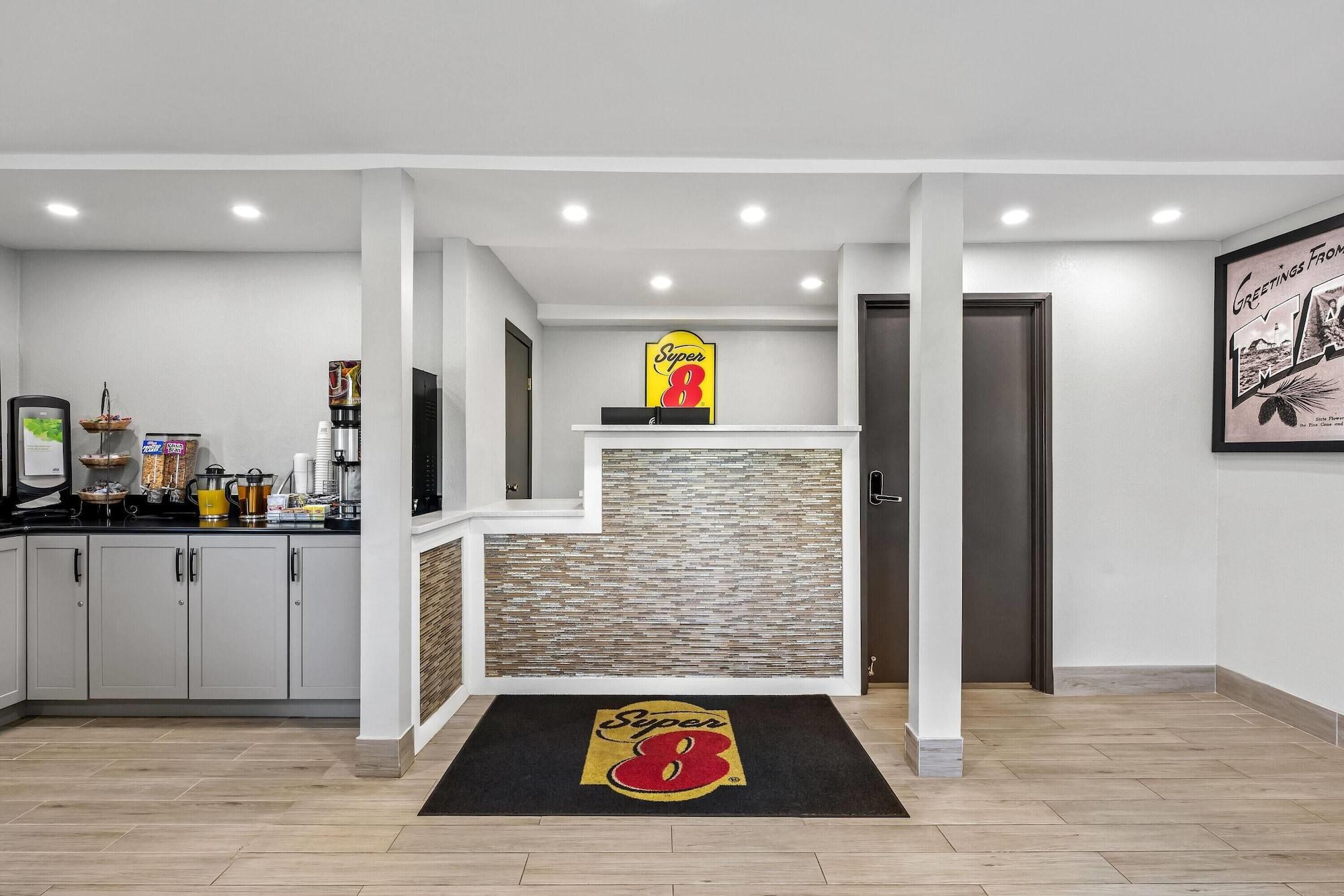 Vista Lobby Super 8 by Wyndham Lewiston Auburn Area