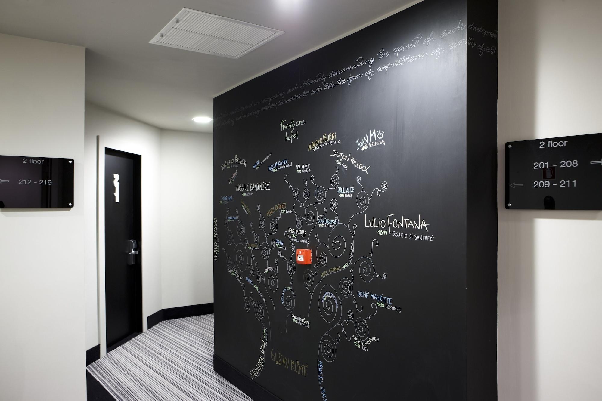 Varios Twentyone Hotel