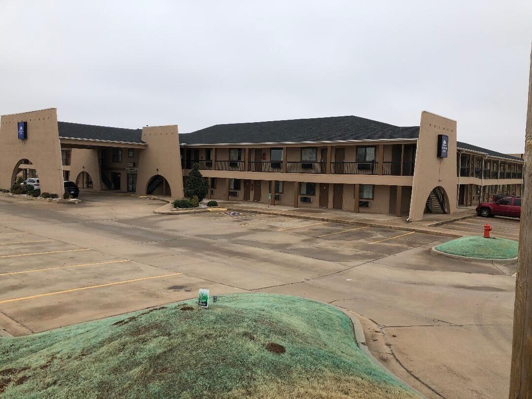Vista Exterior Americas Best Value Inn & Suites Yukon Oklahoma City
