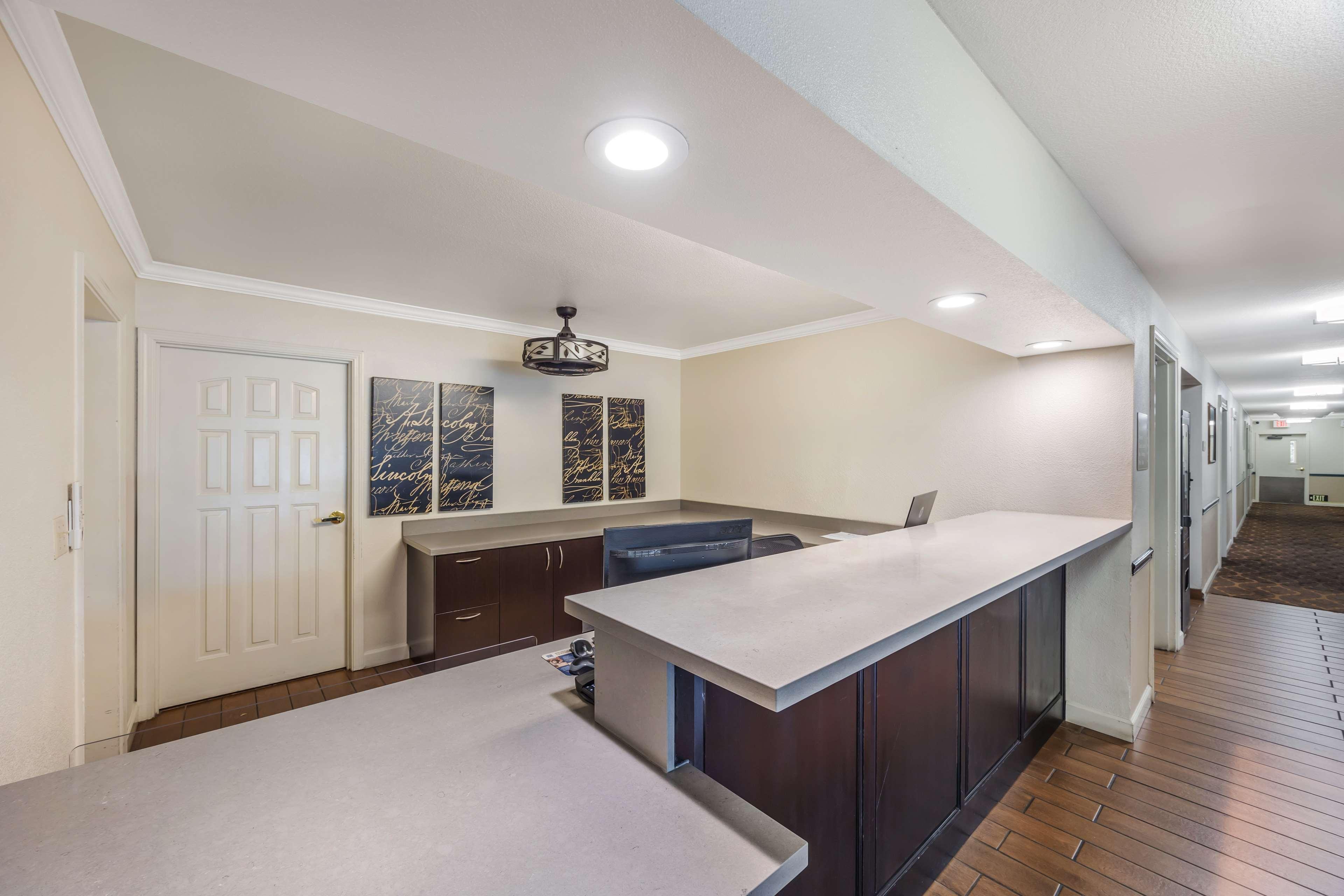 Vista Lobby Best Western Capital City Inn