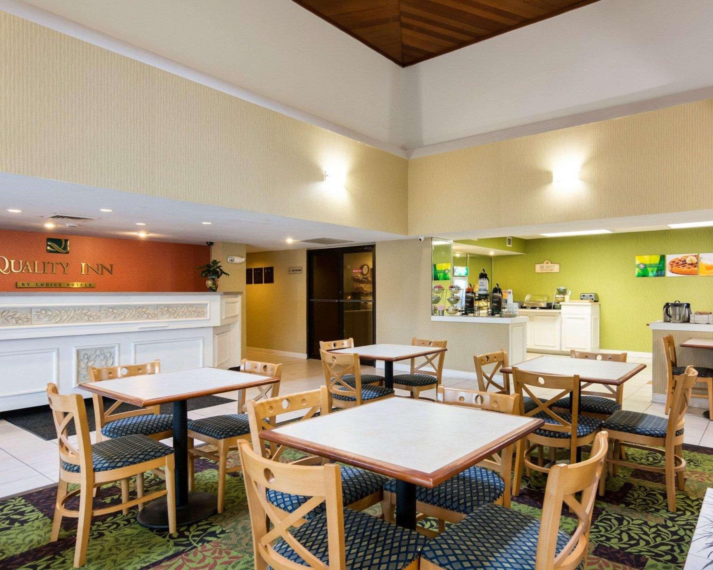 Restaurant Rodeway Inn At Fort Lee