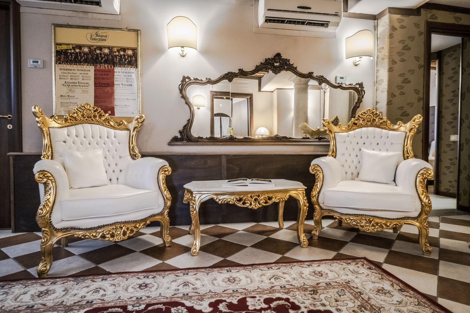 Vista Lobby Ca' Lavezzera