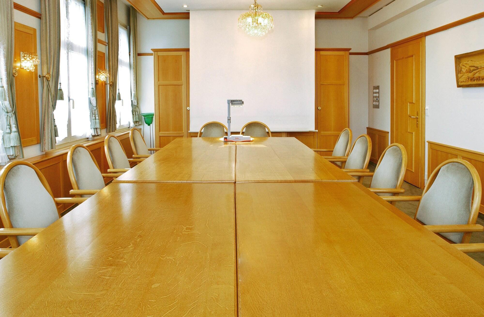 Centro de Negocios Hotel und Spezialitätenrestaurant zur Linde